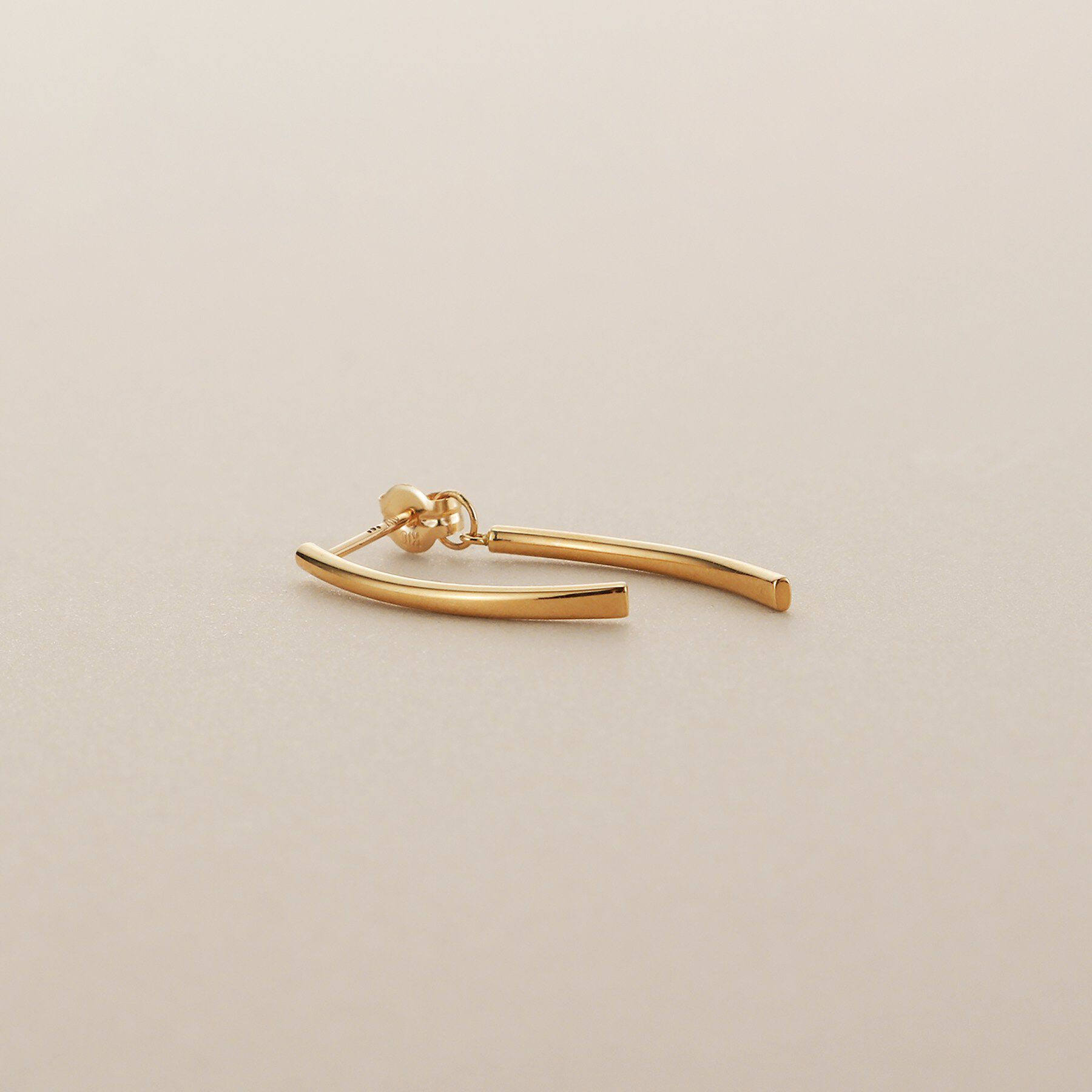 COCOSHNIK「K10中空アーチ前後 スタッドピアス」|ピアス|