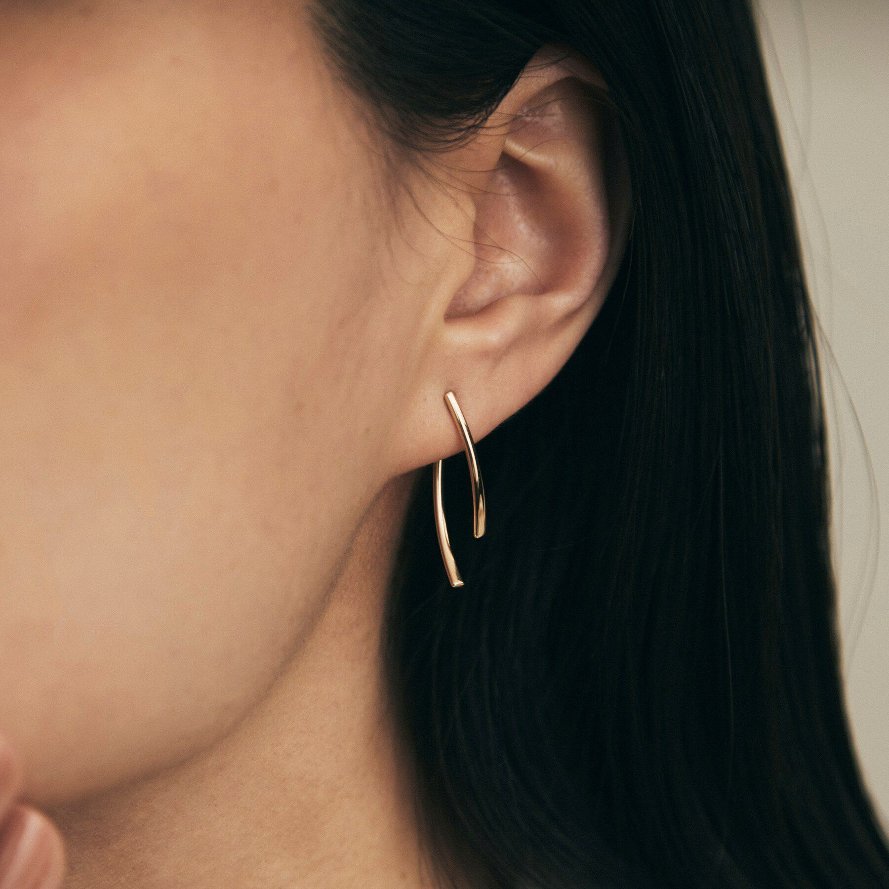 COCOSHNIK「K10中空アーチ前後 スタッドピアス」|ピアス|