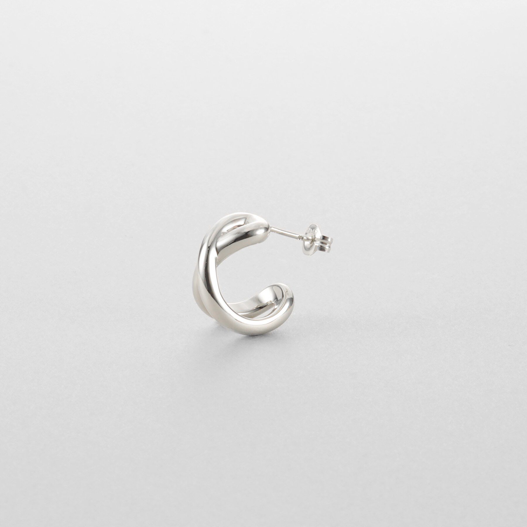 COCOSHNIK ONKITSCH「シルバー スモールフープ クロスループピアス」|ピアス|