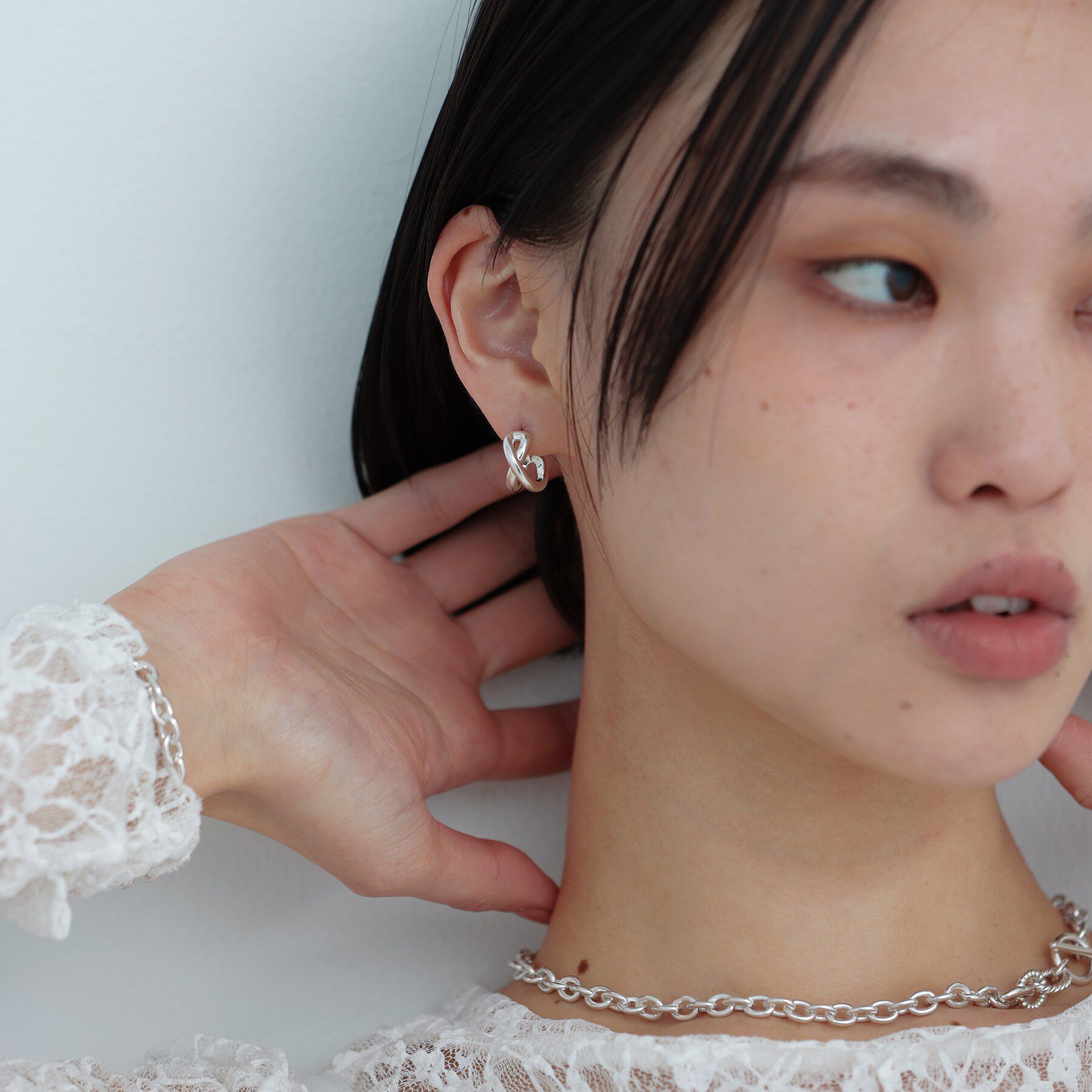 COCOSHNIK ONKITSCH「シルバー スモールフープ クロスループピアス」|ピアス|