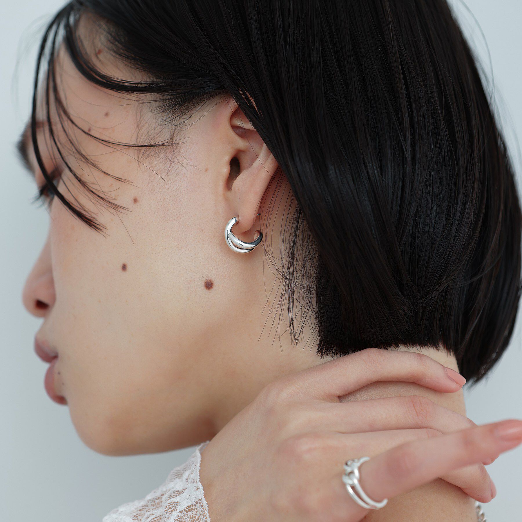 COCOSHNIK ONKITSCH「シルバー スモールフープ クロスループピアス」|ピアス|