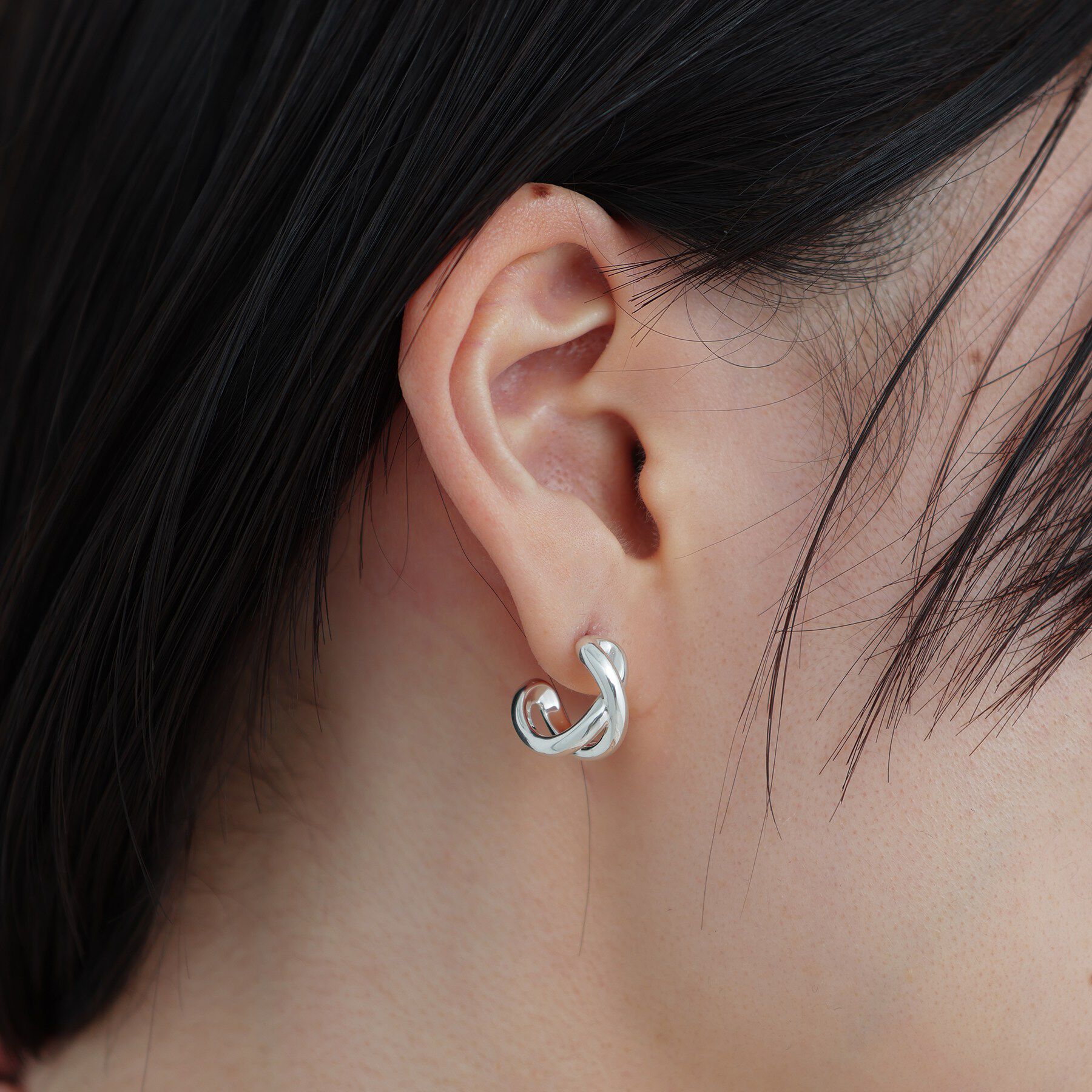COCOSHNIK ONKITSCH「シルバー スモールフープ クロスループピアス」|ピアス|