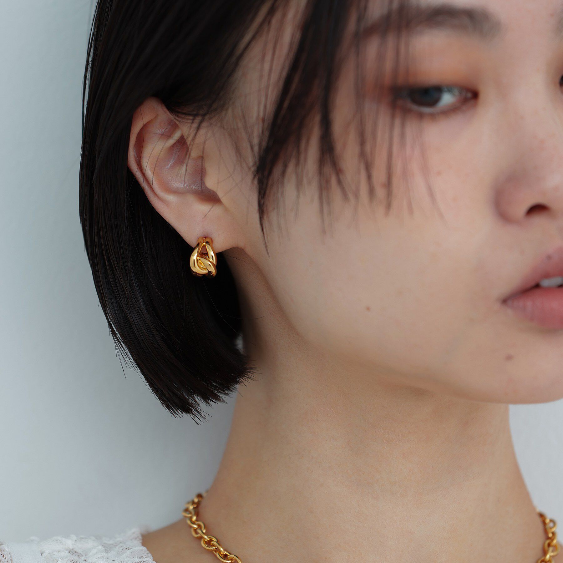 COCOSHNIK ONKITSCH「シルバー スモールフープ ノットピアス GP」|ピアス|