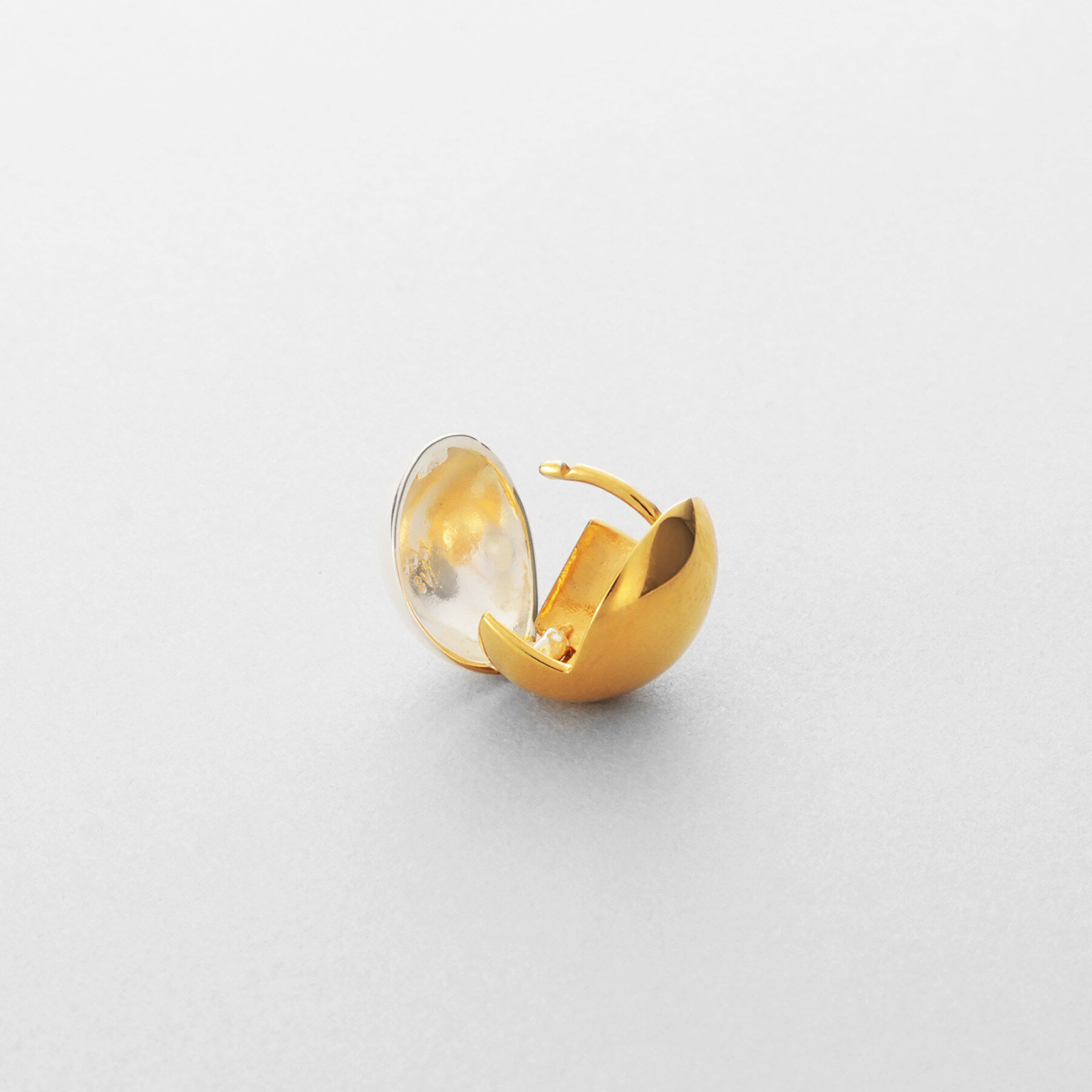 COCOSHNIK ONKITSCH「シルバー コンビカラー ハギーピアス ボールS」|ピアス|