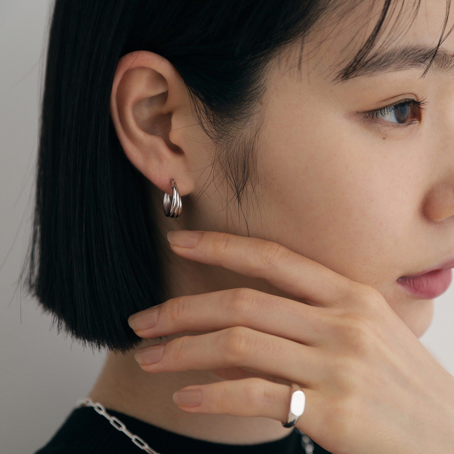 COCOSHNIK ONKITSCH「シルバー スモールフープ トリプルドームピアス」|ピアス|