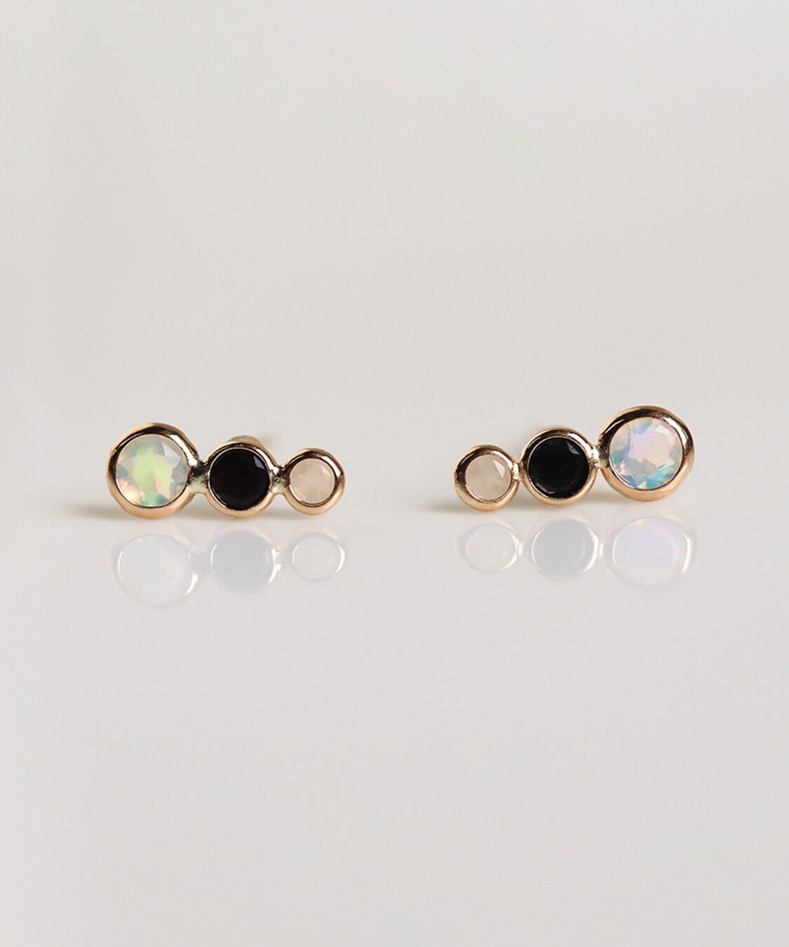  「マルチカラーストーン ピアス | K10YG 〈ブラック〉」|ピアス|