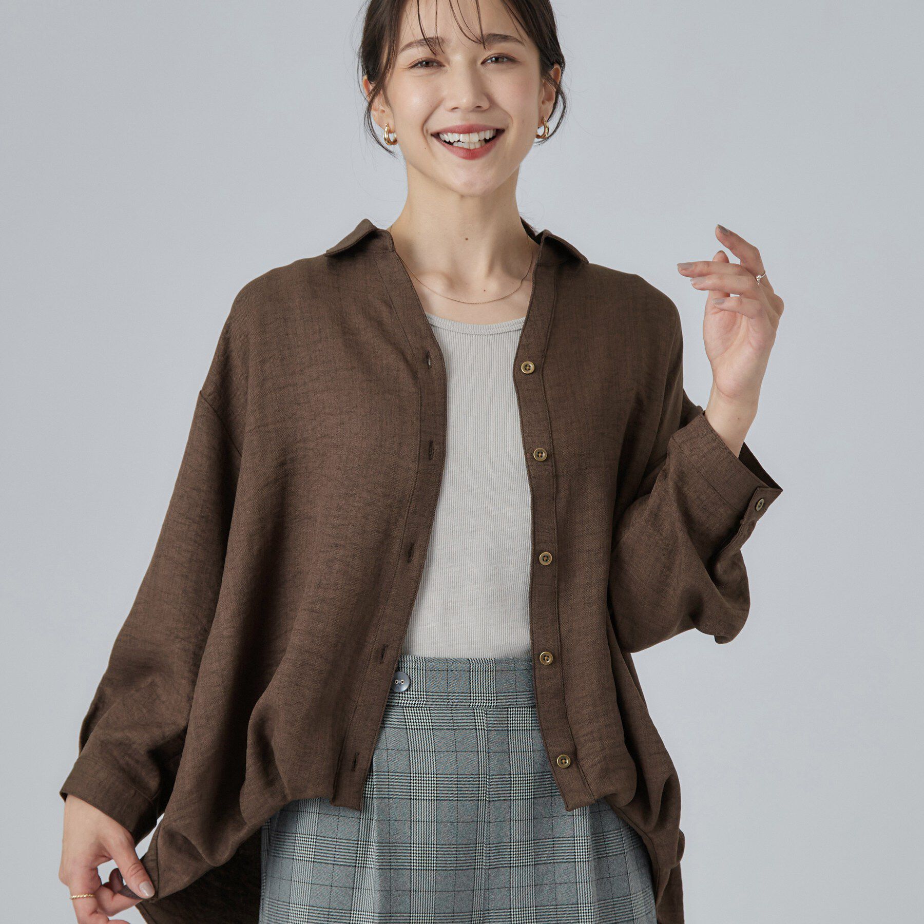 SHOO･LA･RUE「【洗濯後しわになりにくい/インしてる風】1枚で着映える裾タックシャツ」|シャツ・ブラウス|ブラウン(044)