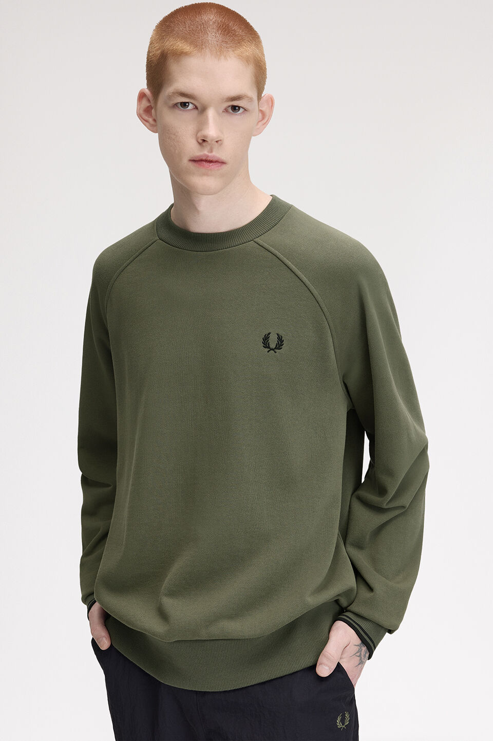 FRED PERRY 「FRED PERRY／Tipped Crew Neck Sweatshirt／ティップドクルーネックロゴスウェット」|スウェット・ジャージ|