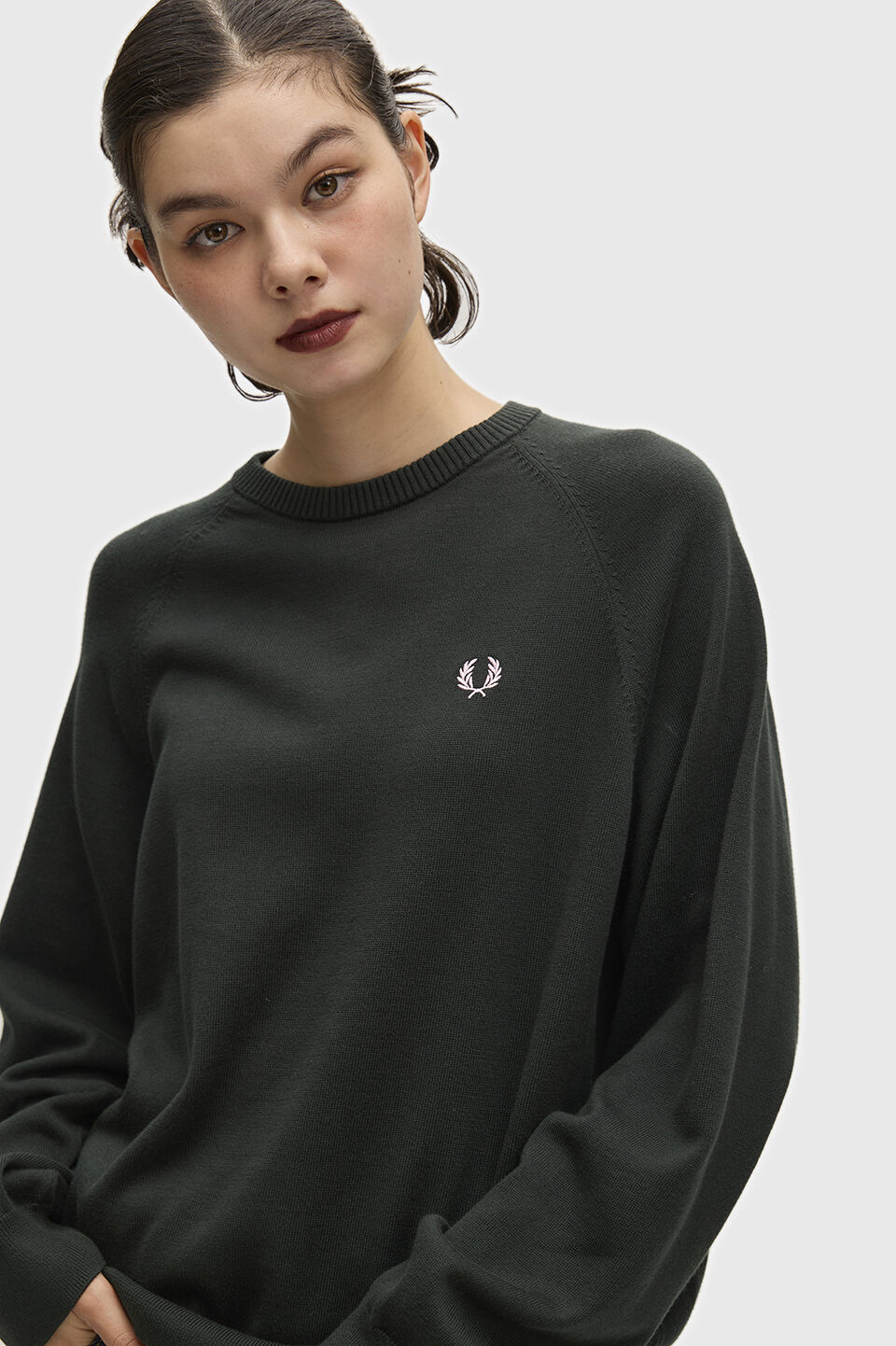 FRED PERRY 「FRED PERRY／Crew Neck Jumper／ロゴクルーネックニット」|Tシャツ・カットソー|NIGHT GREEN