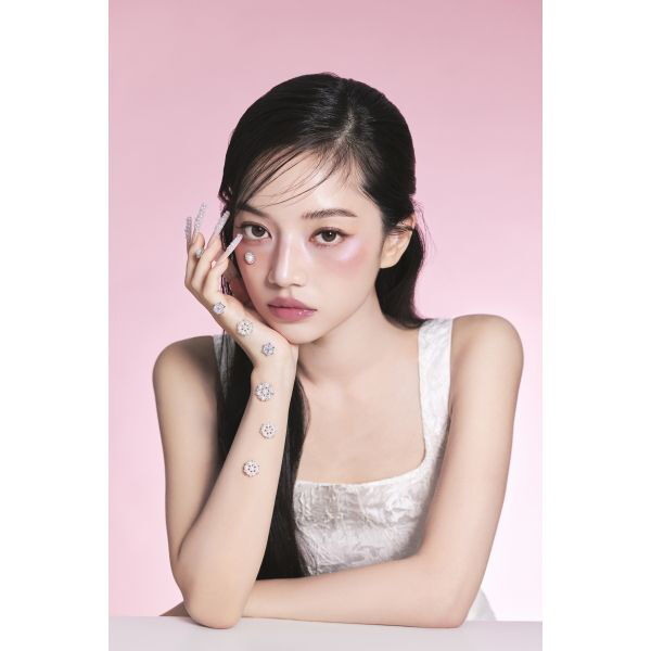 「DAISY DOLL by MARY QUANT パウダー ブラッシュ ブルーム 09：コイゾラピンク 本体 (7g)」|チーク|