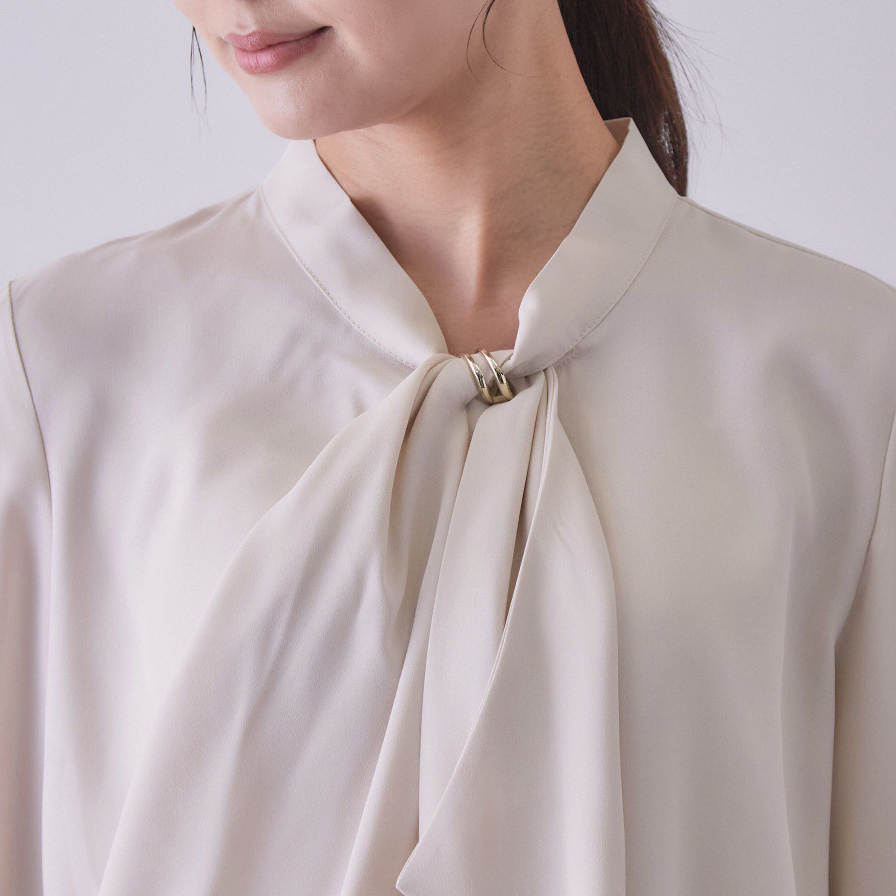 index「ゴールドモチーフ付きボウタイブラウス【洗濯機OK／イージーアイロン】」|シャツ・ブラウス|