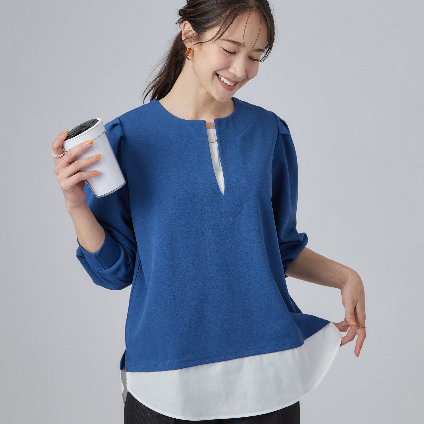 SHOO･LA･RUE「きちんと見え！キーネック衿アクセ付きジョーゼットプルオーバー」|Tシャツ・カットソー|ブルー(093)