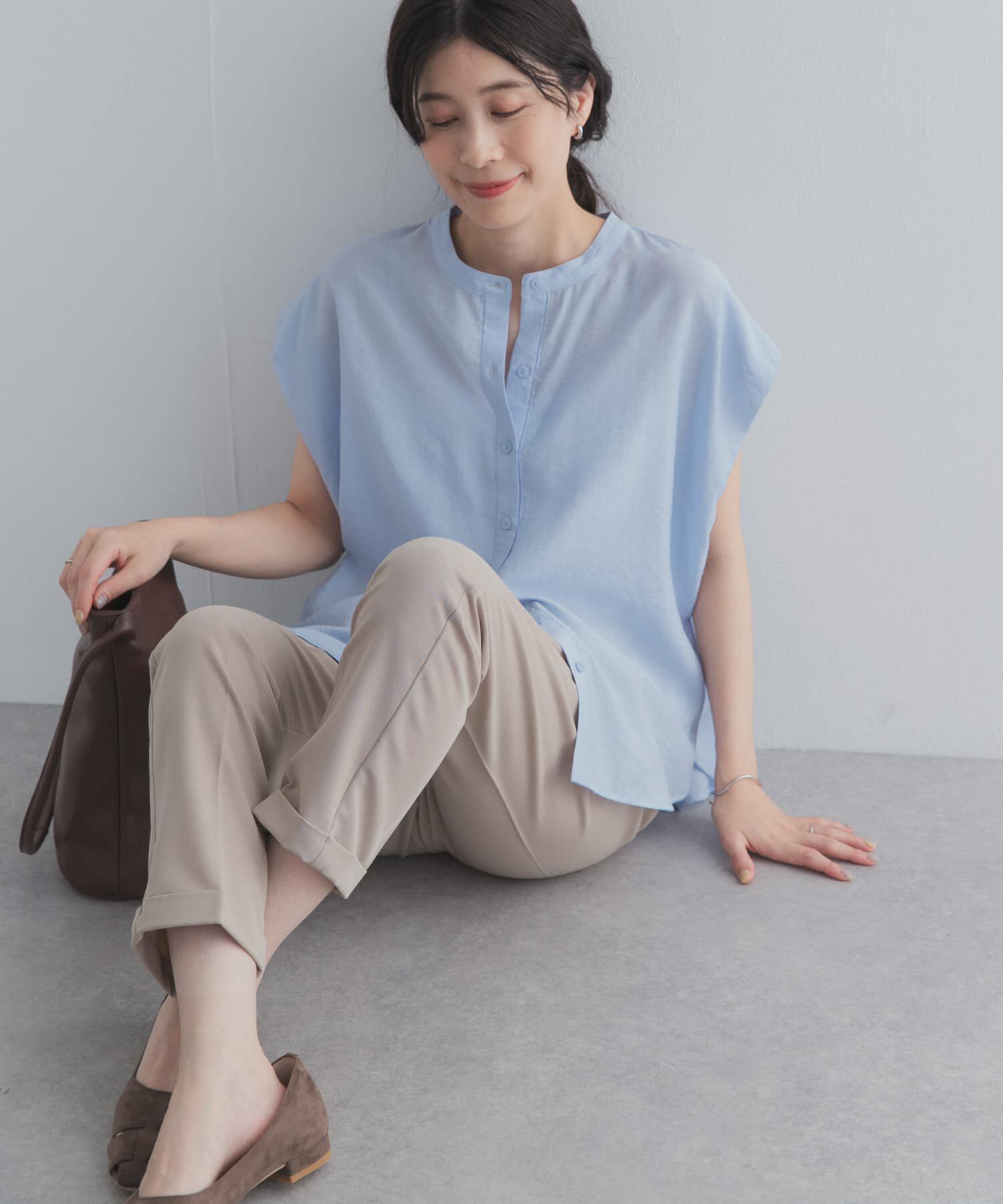 URBAN RESEARCH DOORS「『一部WEB限定カラー』ショルダータックバンドカラーシャツ」|シャツ・ブラウス|