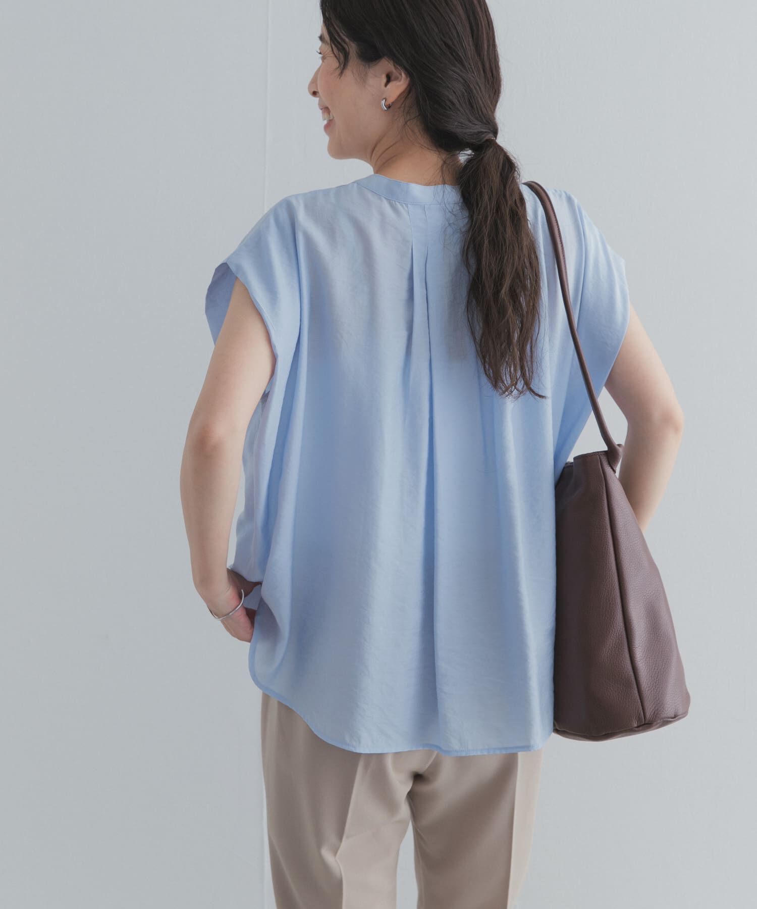 URBAN RESEARCH DOORS「『一部WEB限定カラー』ショルダータックバンドカラーシャツ」|シャツ・ブラウス|