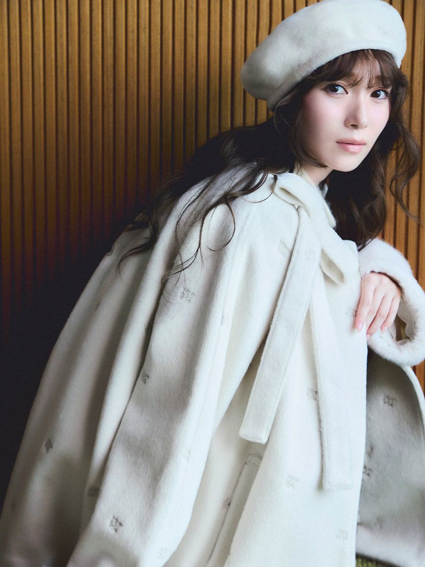 SNIDEL「【WEB限定】ファー付きリボンブローチコート」|ノーカラージャケット|