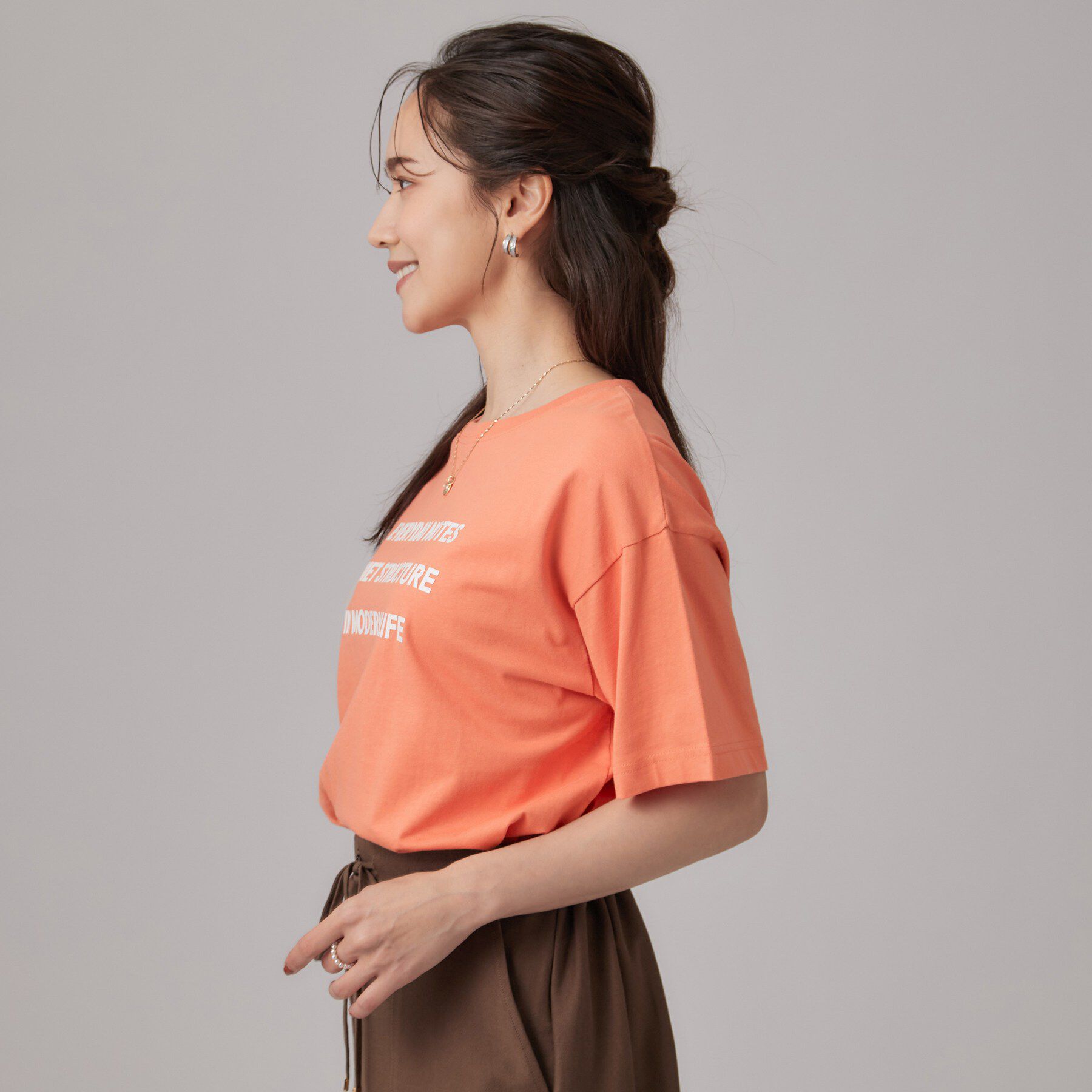 SHOO･LA･RUE「【S-LL/洗濯機可】大人っぽく着られる ジェルロゴプリントTシャツ」|Tシャツ・カットソー|
