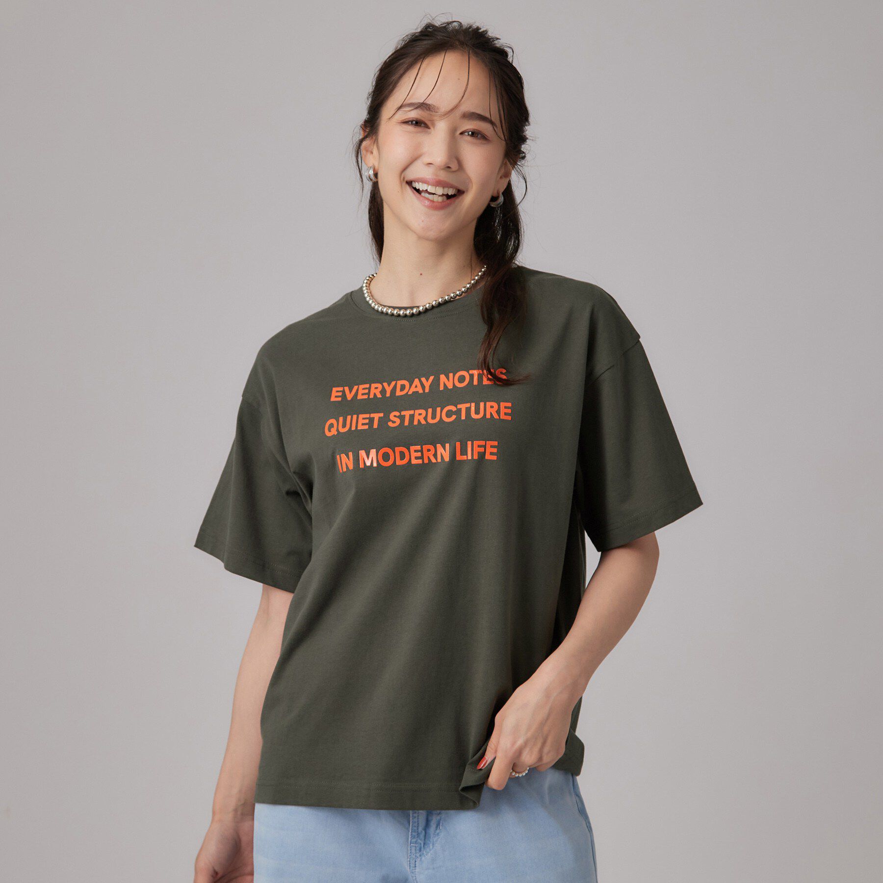 SHOO･LA･RUE「【S-LL/洗濯機可】大人っぽく着られる ジェルロゴプリントTシャツ」|Tシャツ・カットソー|
