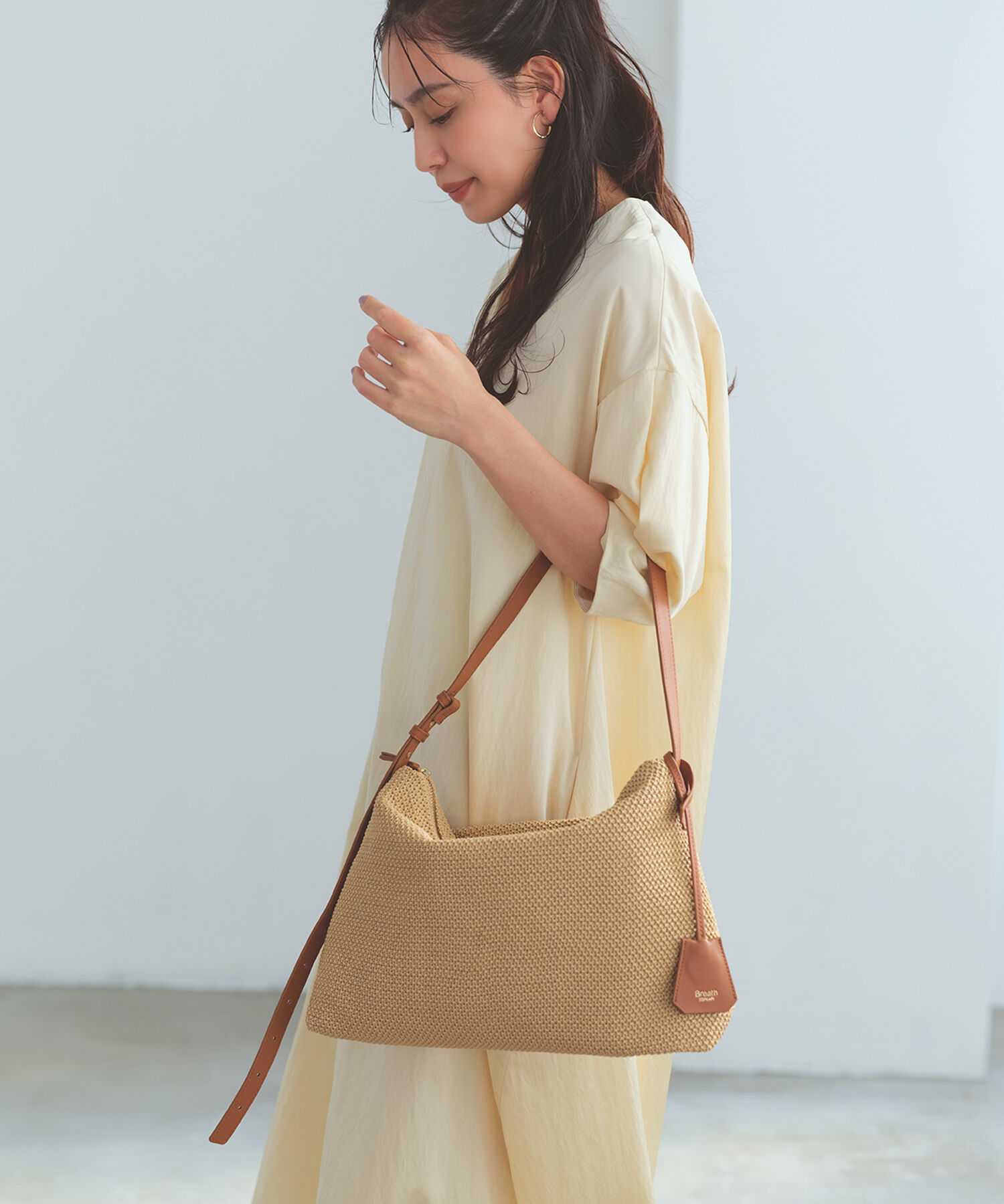 TOPKAPI BREATH「【Breath TOPKAPI】レザーコンビ 雑材風 シンプル ショルダーバッグ チャーム付き」|ショルダー・メッセンジャー|ベージュ