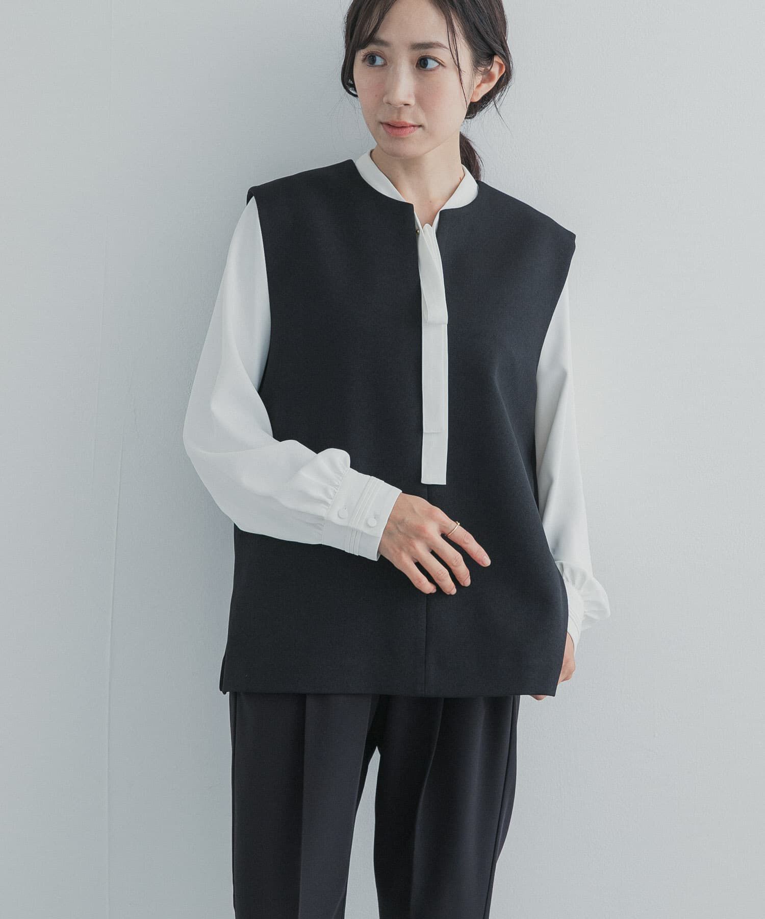URBAN RESEARCH DOORS「『一部WEB限定カラー』リボンポイントタックブラウス」|シャツ・ブラウス|