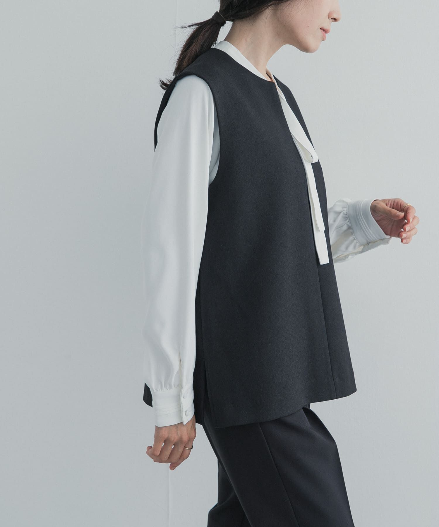 URBAN RESEARCH DOORS「『一部WEB限定カラー』リボンポイントタックブラウス」|シャツ・ブラウス|