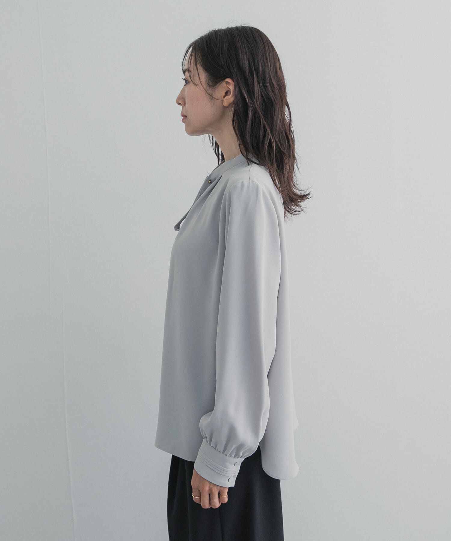 URBAN RESEARCH DOORS「『一部WEB限定カラー』リボンポイントタックブラウス」|シャツ・ブラウス|