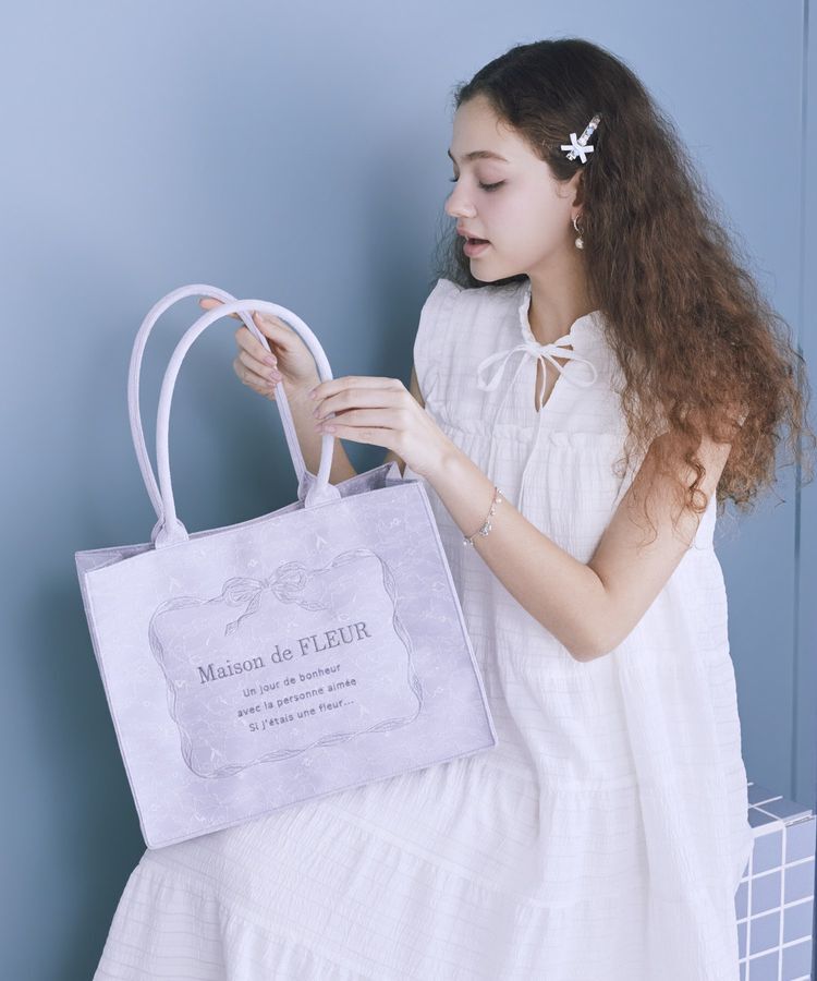 Maison de FLEUR「【A4対応】ブルーマニアリボンフレーム刺繍スクエアトート」|トートバッグ|