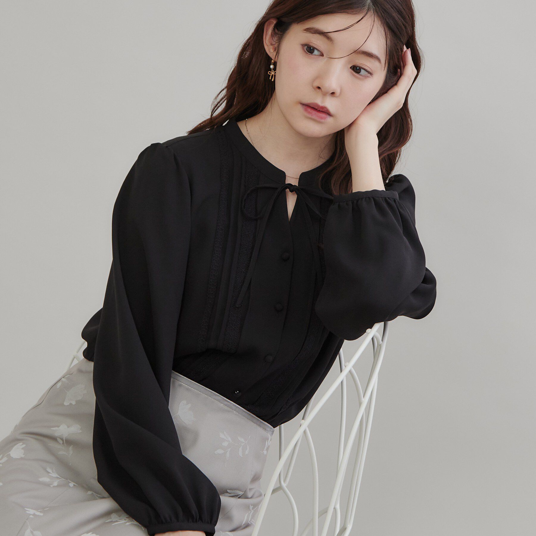 Couture broach「【衿元リボンが可憐】ピンタック レース ブラウス」|シャツ・ブラウス|ブラック(019)