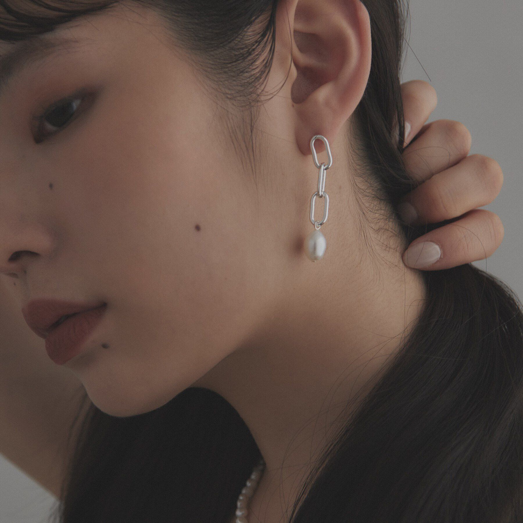 COCOSHNIK ONKITSCH「シルバー バロックパール チェーンリンク ロングピアス」|ピアス|