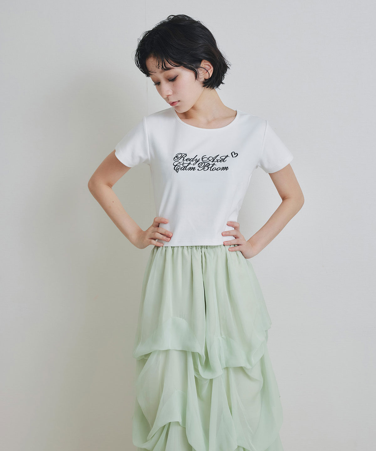 REDYAZEL「カリグラフィーロゴエンブロイダリークロップドTシャツ」|Tシャツ・カットソー|