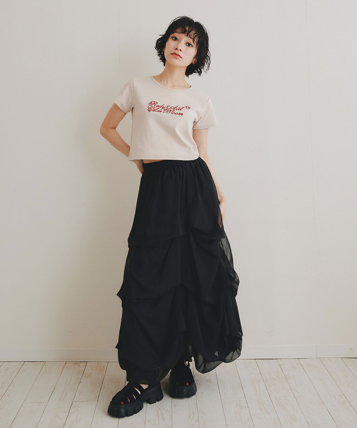 REDYAZEL「カリグラフィーロゴエンブロイダリークロップドTシャツ」|Tシャツ・カットソー|
