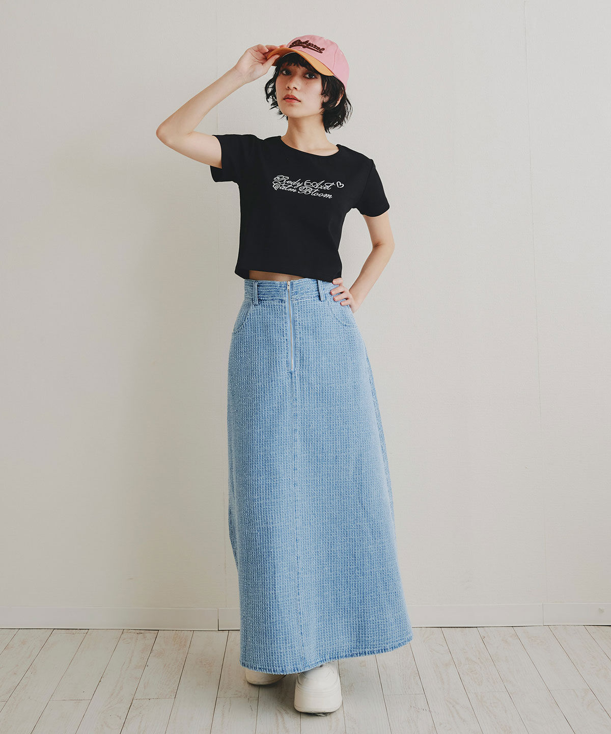REDYAZEL「カリグラフィーロゴエンブロイダリークロップドTシャツ」|Tシャツ・カットソー|