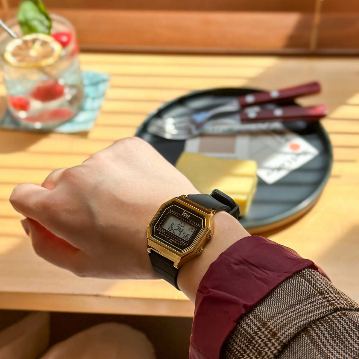ICE-WATCH「〈ICE-WATCH(ｱｲｽｳｫｯﾁ)〉ICE digit retro ﾌﾞﾗｯｸｺﾞｰﾙﾄﾞ ｽﾓｰﾙ」|腕時計|