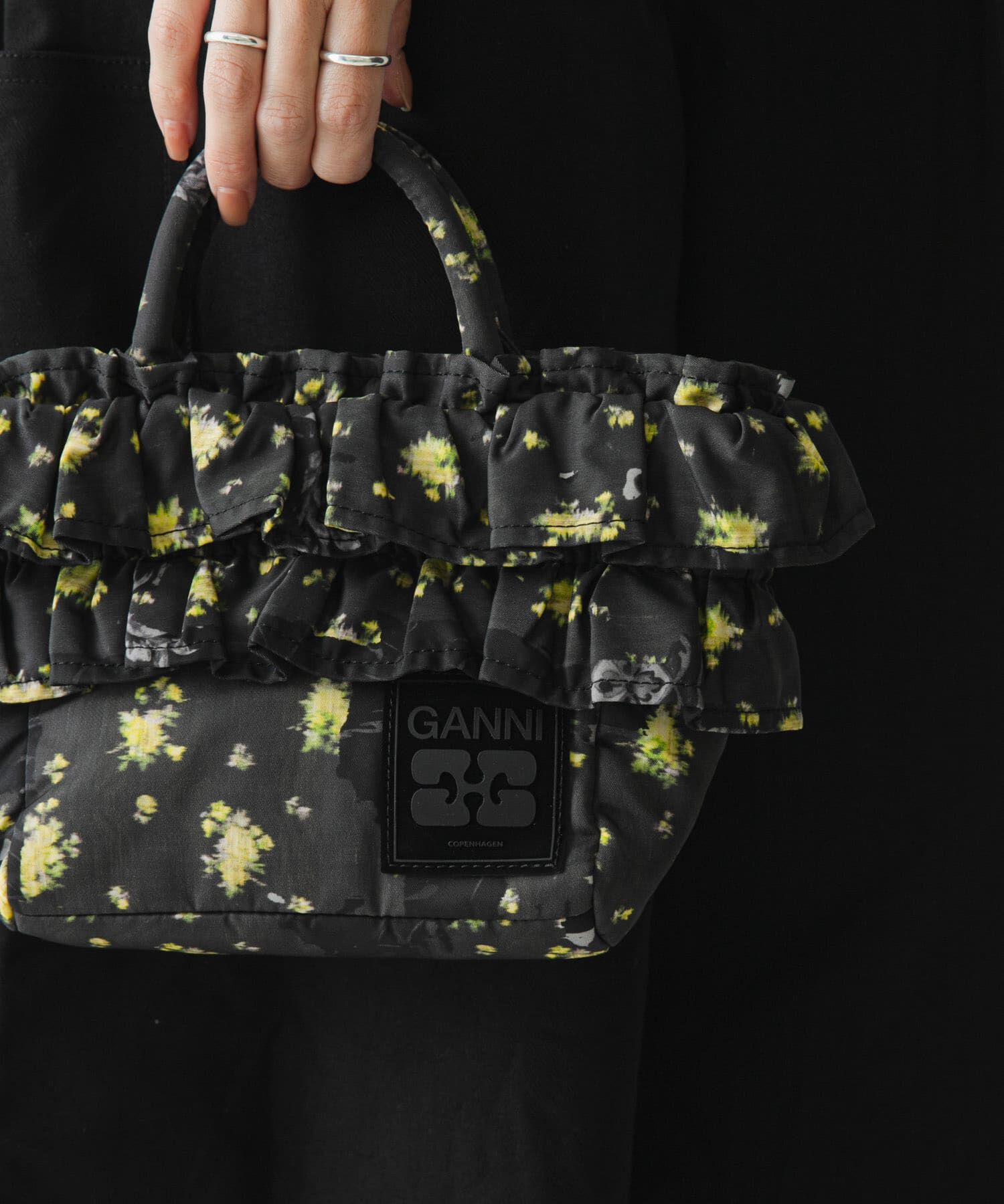 URBAN RESEARCH「GANNI　MINI SHOPPER RUFFLE PRINT」|ハンドバッグ|