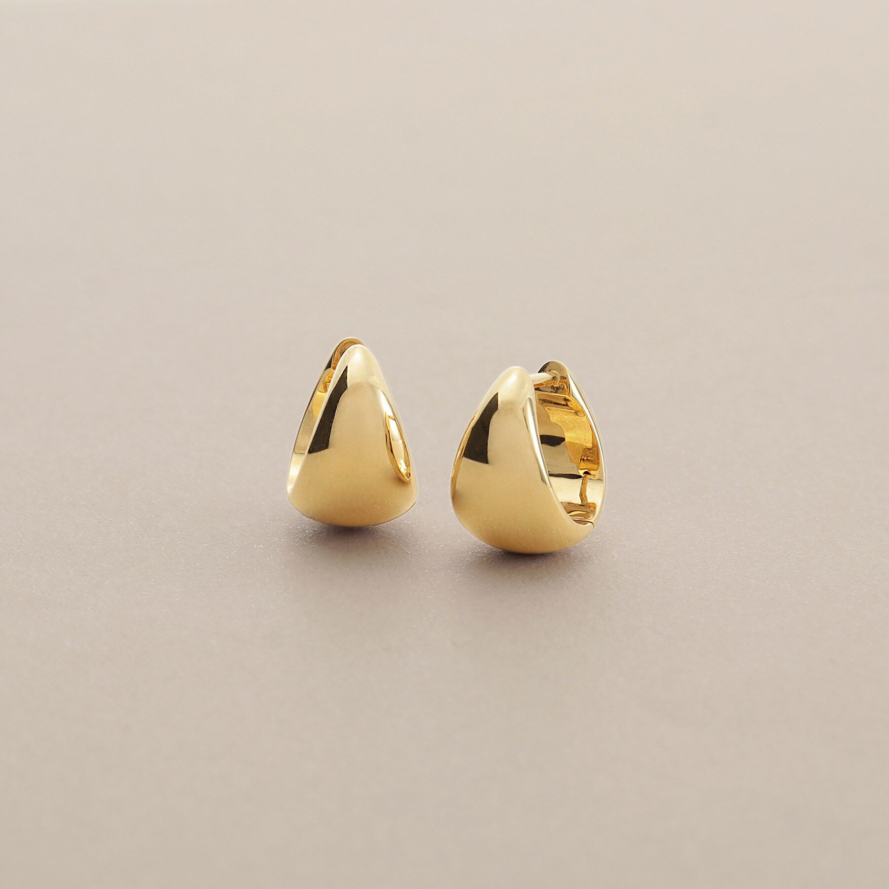 COCOSHNIK「K18中空ファンシェイプ 中折れピアス」|ピアス|