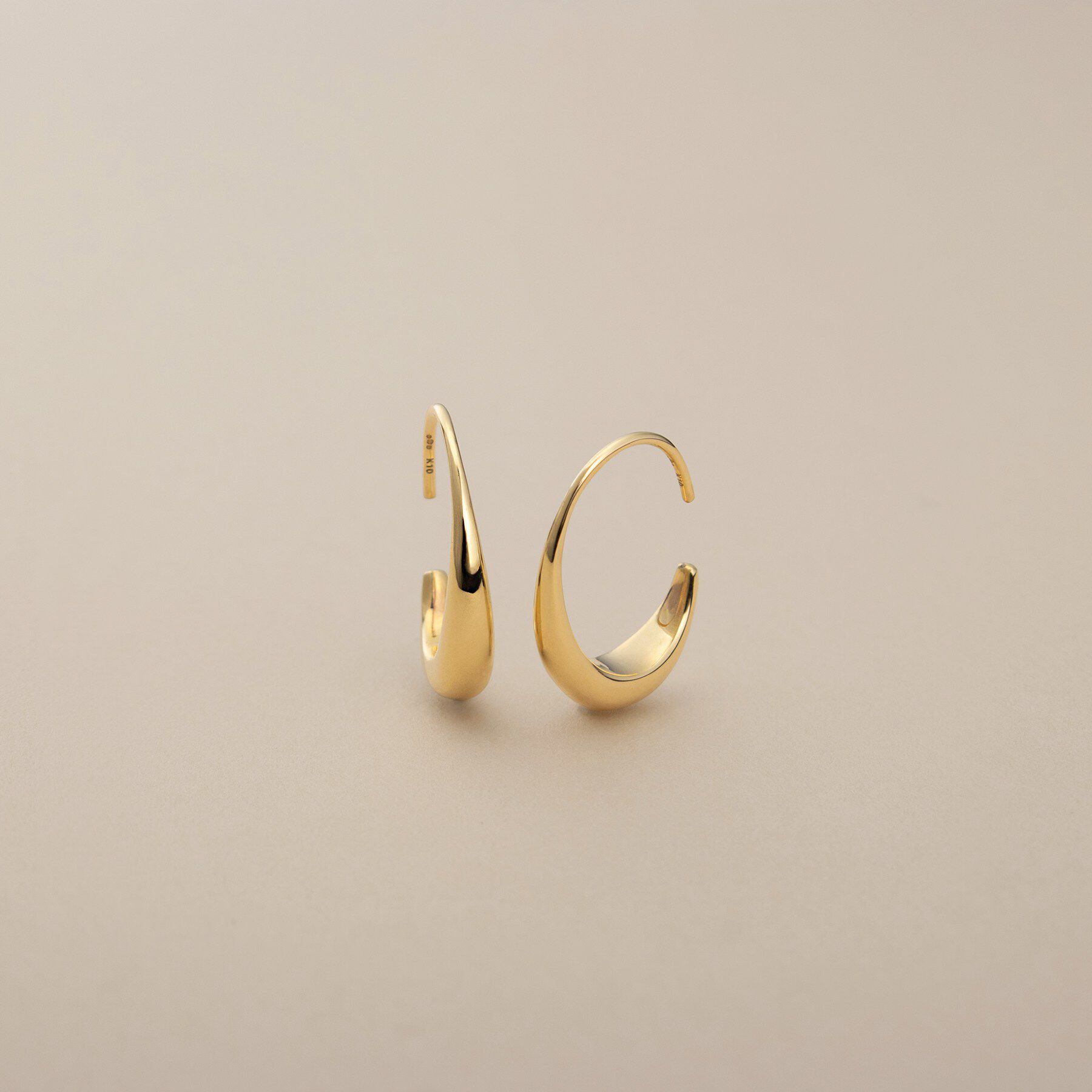 COCOSHNIK「K10中空オーバルシェイプ フックピアス」|ピアス|