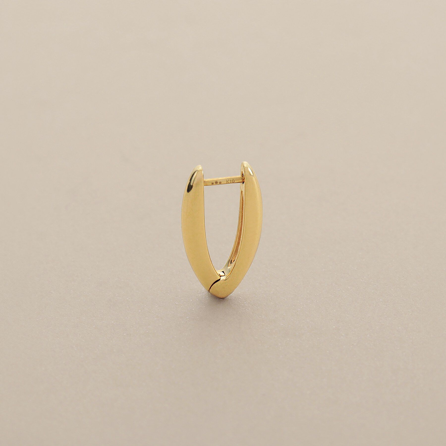 COCOSHNIK「K10甲丸Vライン 中折れピアス」|ピアス|