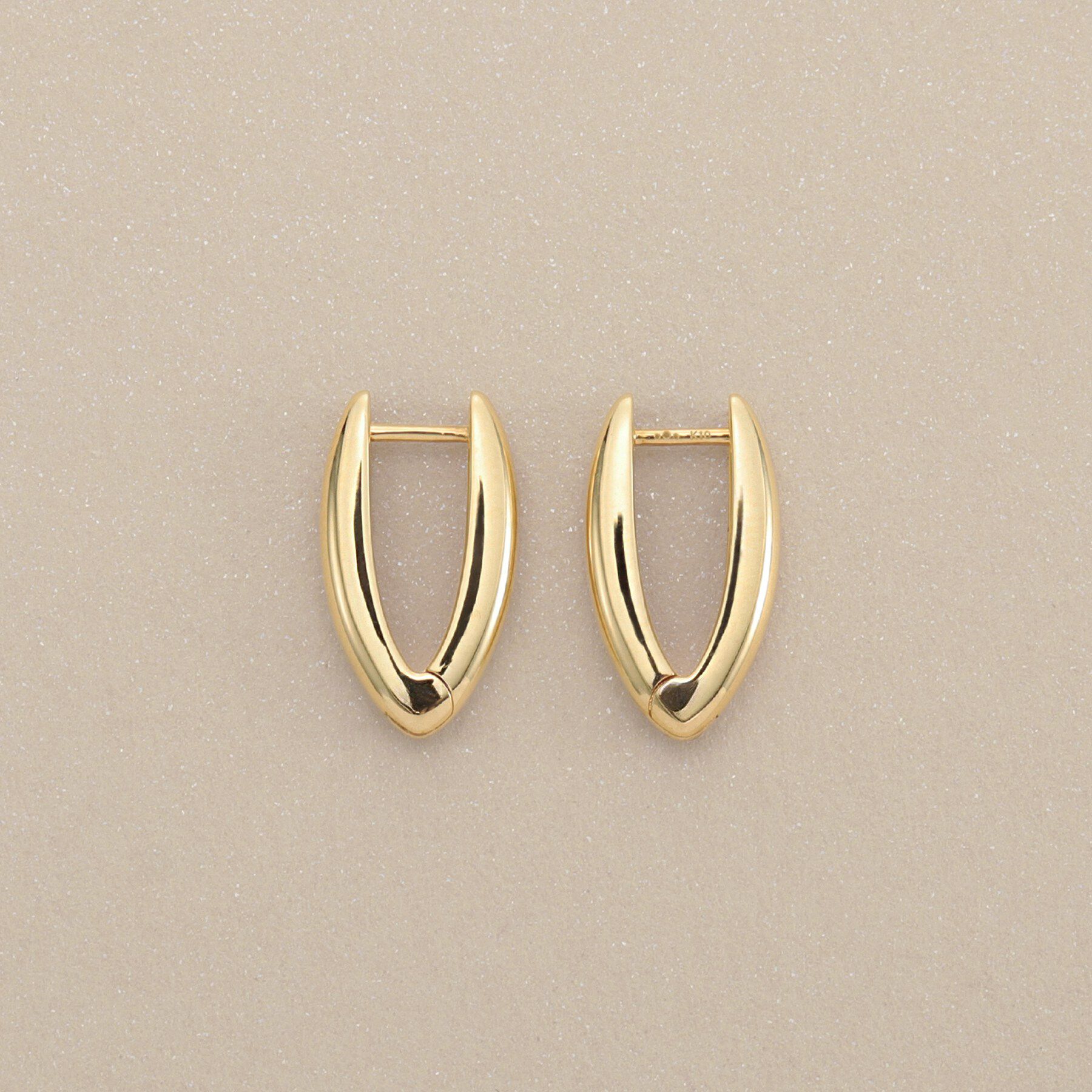 COCOSHNIK「K10甲丸Vライン 中折れピアス」|ピアス|