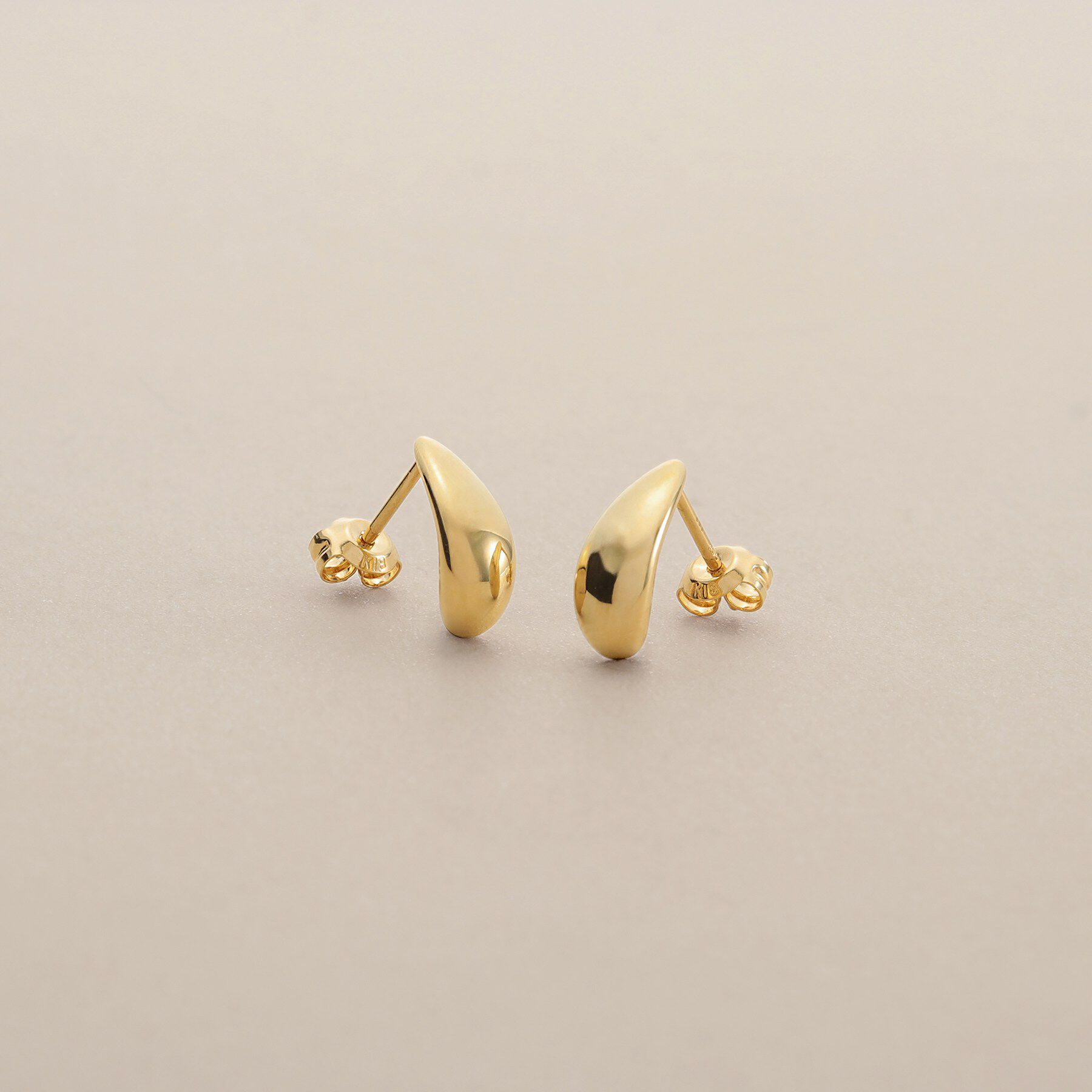 COCOSHNIK「K18中空ペアシェイプカーブ スタッドピアス」|ピアス|