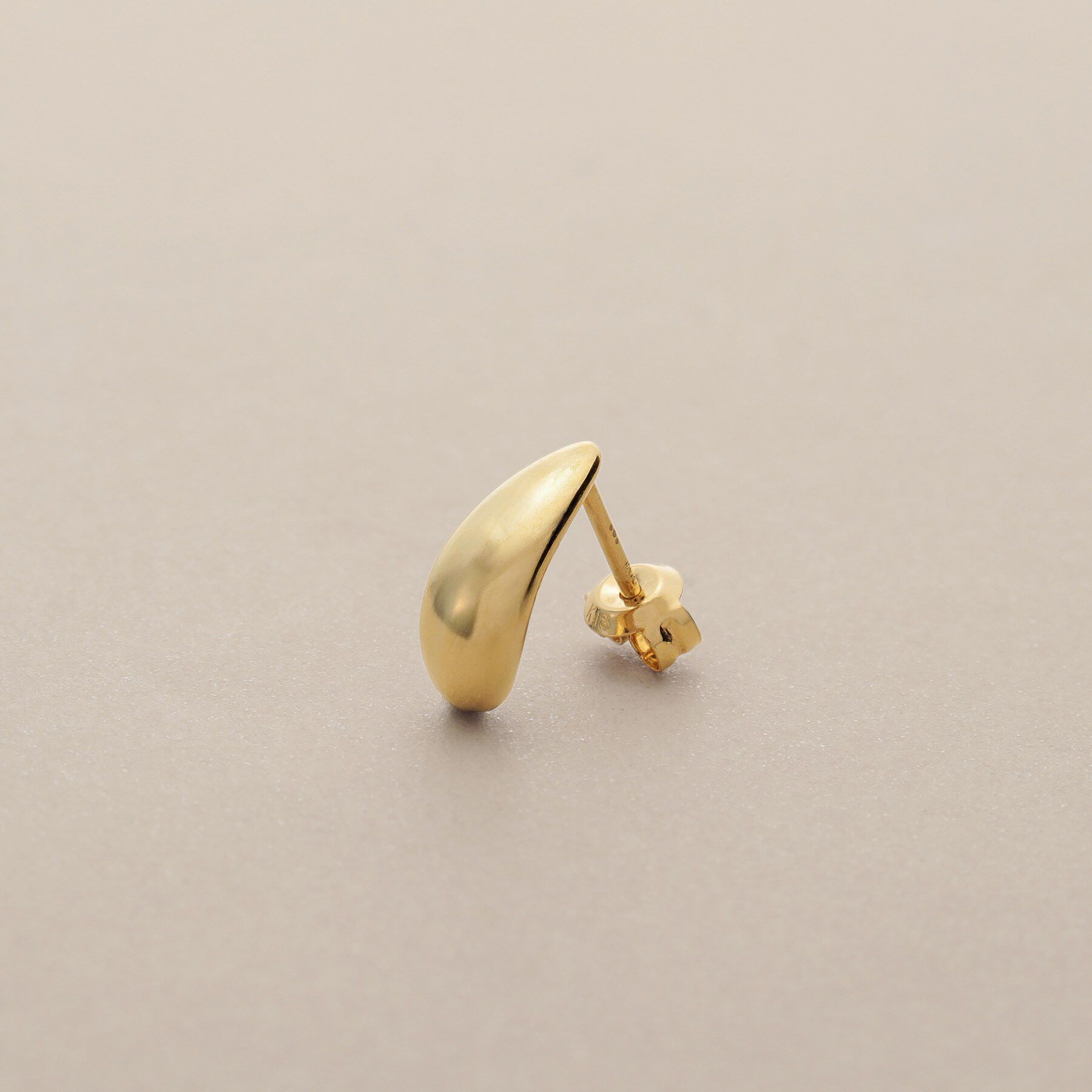 COCOSHNIK「K18中空ペアシェイプカーブ スタッドピアス」|ピアス|