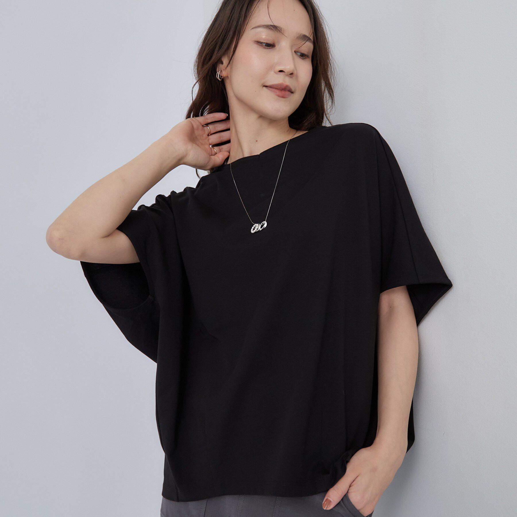 SHOO･LA･RUE「【洗濯機可/体型カバー】インせず着られる 上品見えのドルマントップス」|Tシャツ・カットソー|ブラック(019)