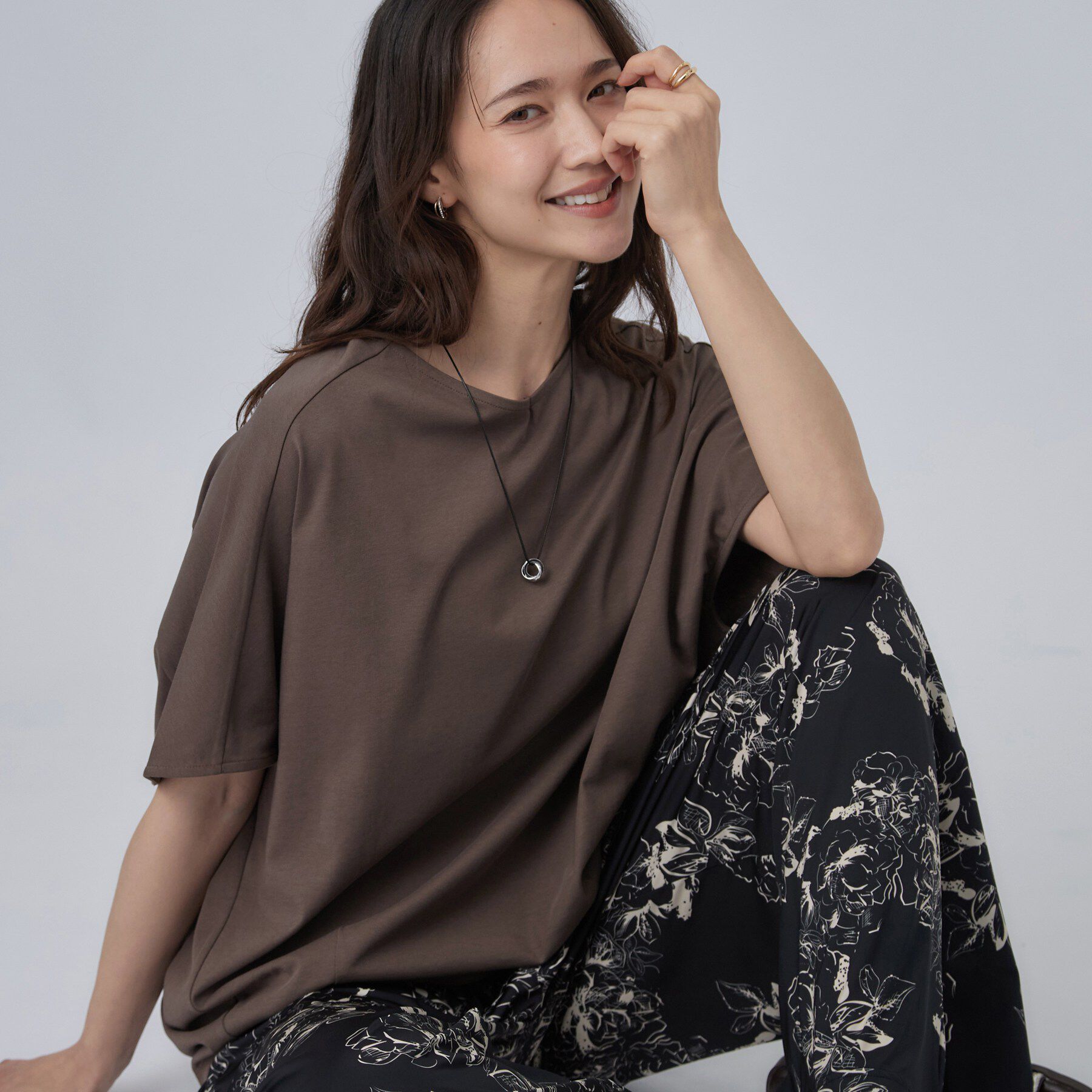SHOO･LA･RUE「【洗濯機可/体型カバー】インせず着られる 上品見えのドルマントップス」|Tシャツ・カットソー|ブラウン(044)