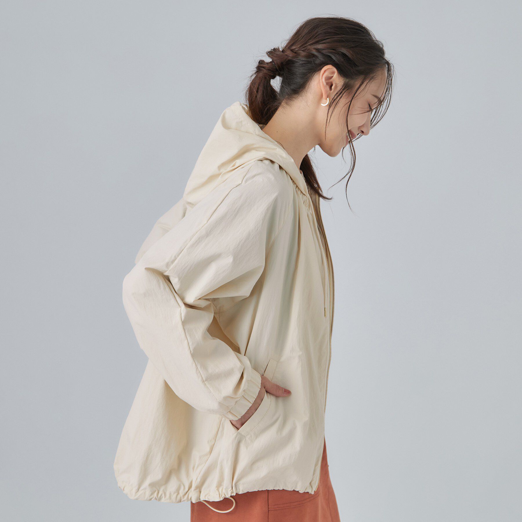 SHOO･LA･RUE「【S-LL/撥水】ゴールドパーツで女性らしく ギャザーブルゾン」|ブルゾン・スタジャン|