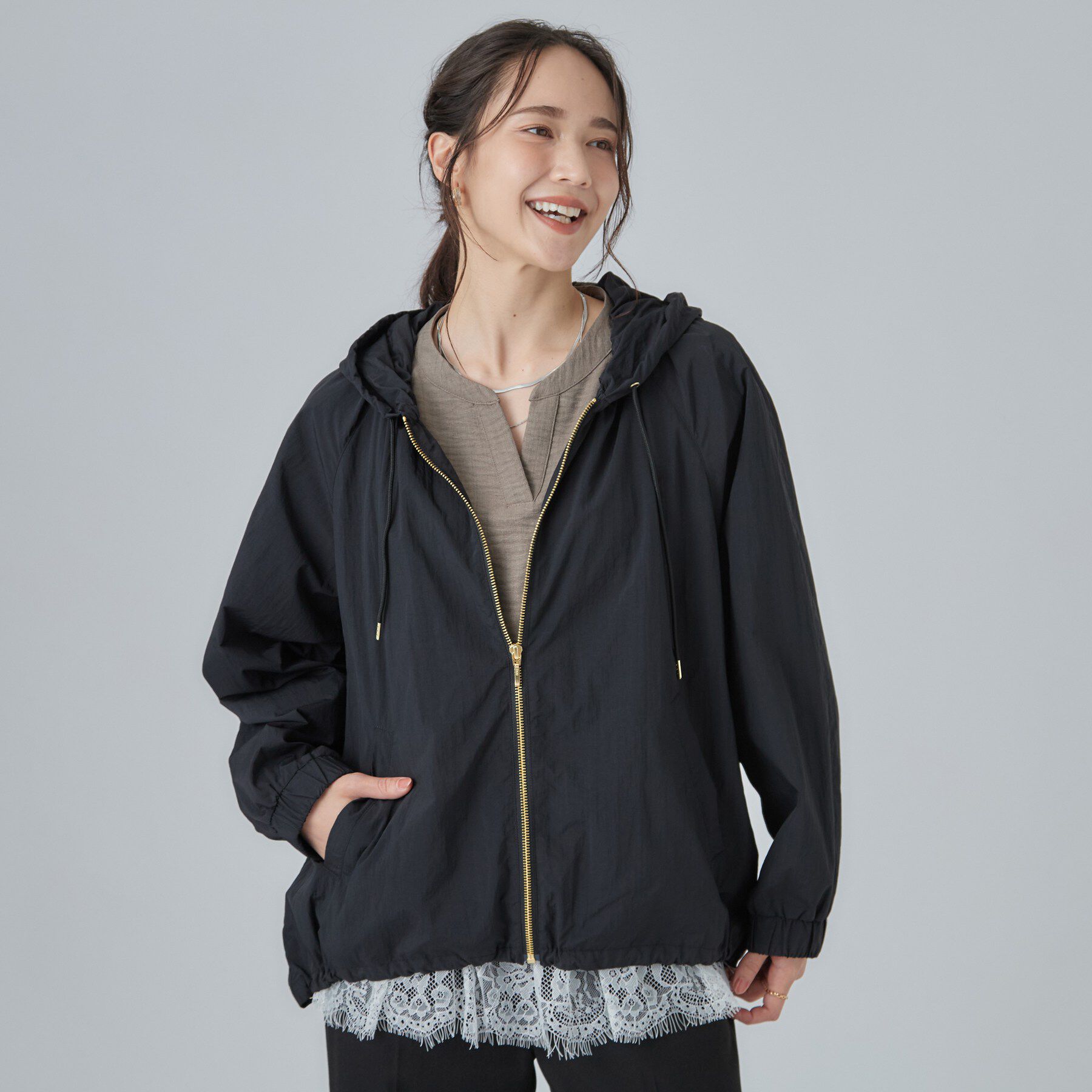 SHOO･LA･RUE「【S-LL/撥水】ゴールドパーツで女性らしく ギャザーブルゾン」|ブルゾン・スタジャン|