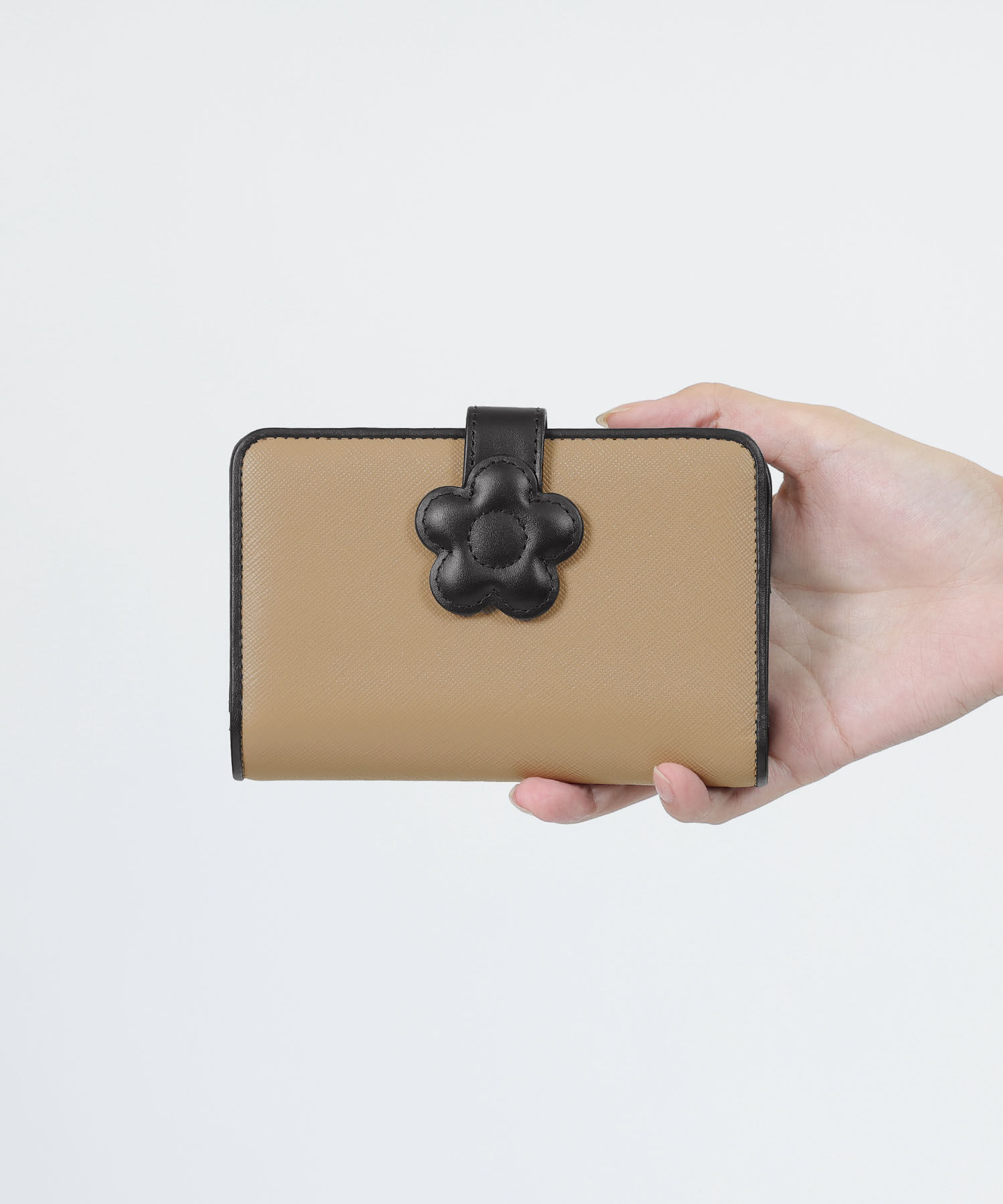 MARY QUANT「デイジーパッチスナップ2 Lウォレット」|財布|ベージュ