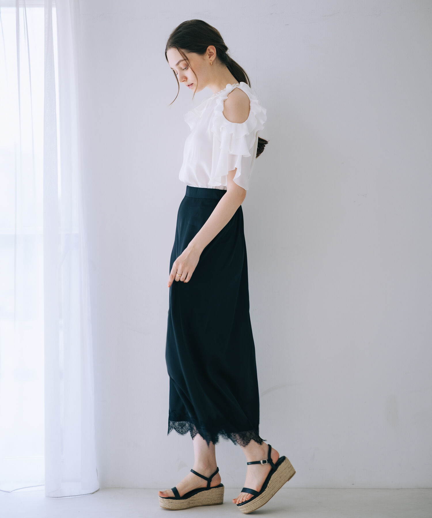 SELFIST「【品よく肌見せ】ショルダーオープンビジュー付フリルブラウス」|シャツ・ブラウス|