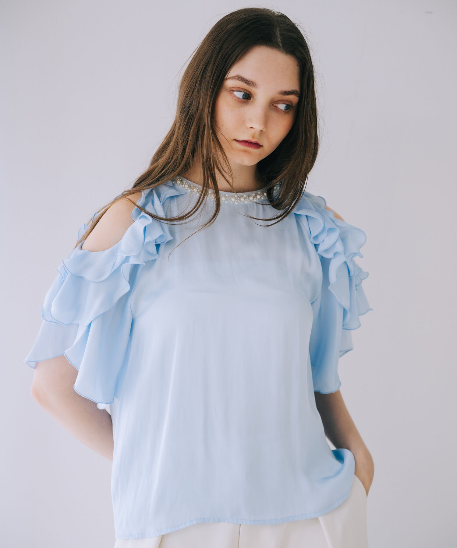 SELFIST「【品よく肌見せ】ショルダーオープンビジュー付フリルブラウス」|シャツ・ブラウス|