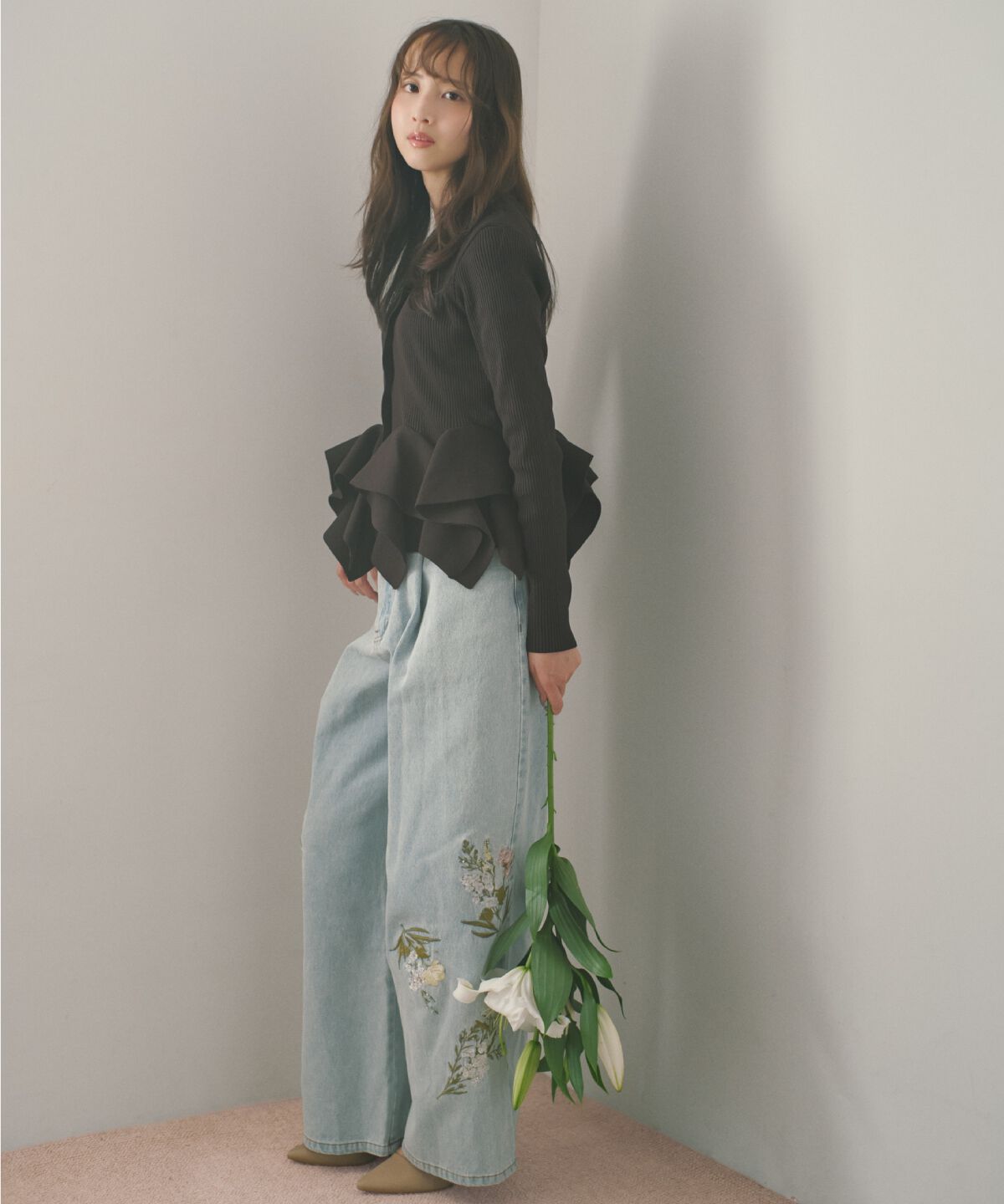 アンドクチュール「ビジュー付き刺繍デニムパンツ」|デニム|