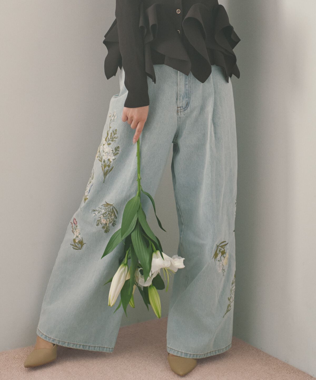 アンドクチュール「ビジュー付き刺繍デニムパンツ」|デニム|