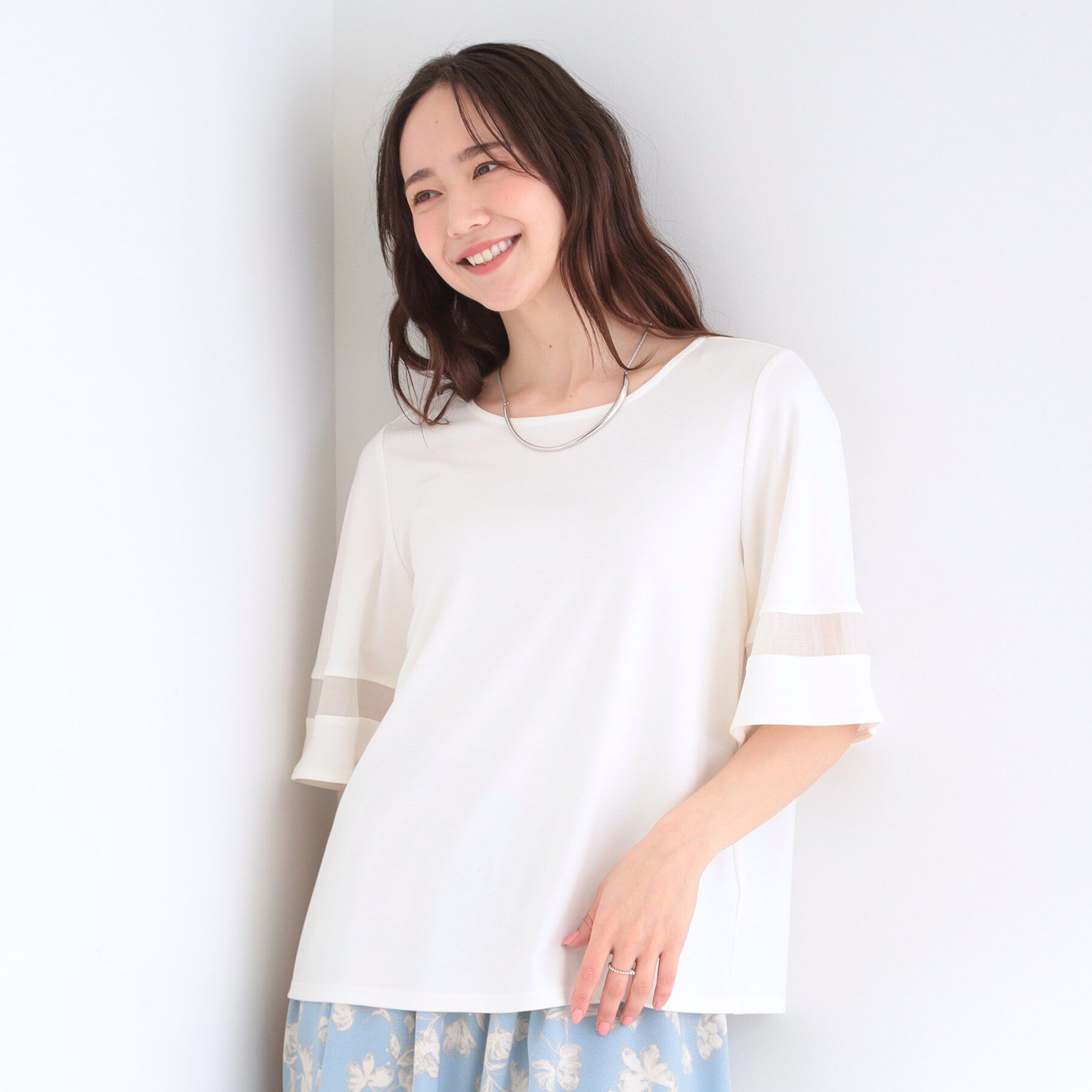 SHOO･LA･RUE「【洗濯機後しわになりにくい/S-LL】お袖のシアーで抜け感プラス 二の腕隠せるフレアスリーブトップス」|Tシャツ・カットソー|