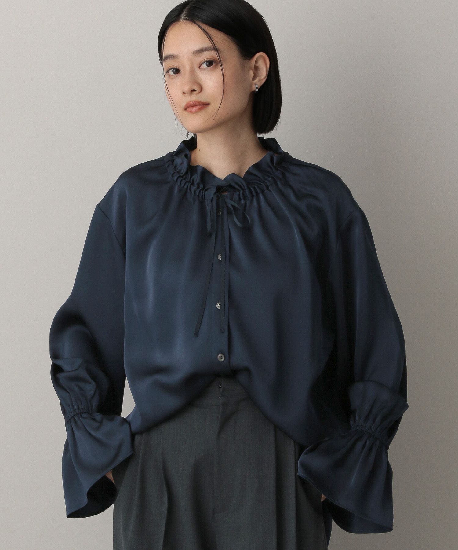 A part by 「【OUTLET】フリルネックリボンブラウス」|シャツ・ブラウス|ネイビー